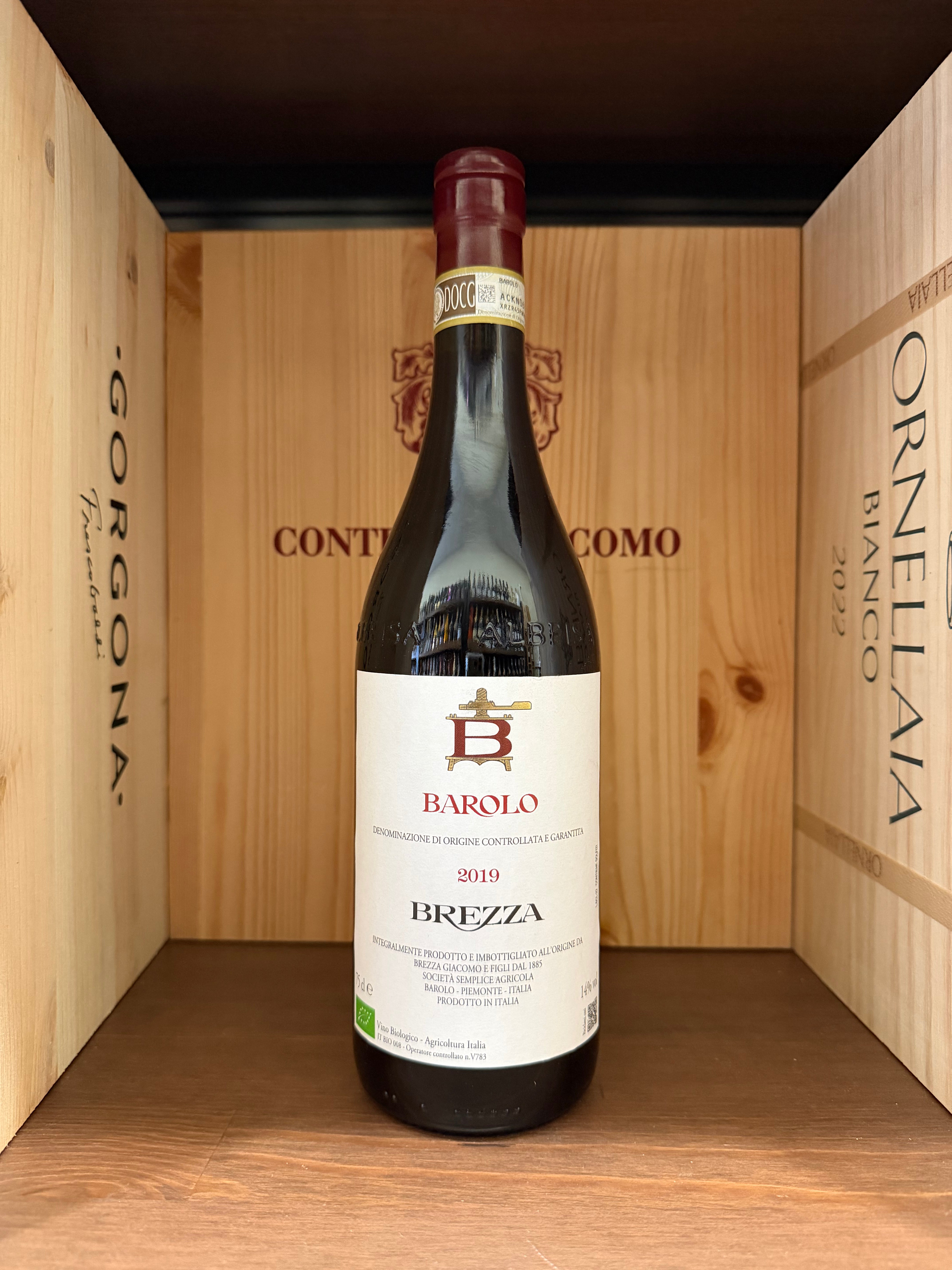 Bottiglia di Barolo 2019 Brezza dell'Enoteche Toscane, con etichetta elegante, in un ambiente di degustazione.