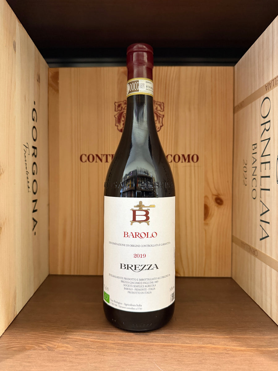 Bottiglia di Barolo 2019 Brezza dell'Enoteche Toscane, con etichetta elegante, in un ambiente di degustazione.