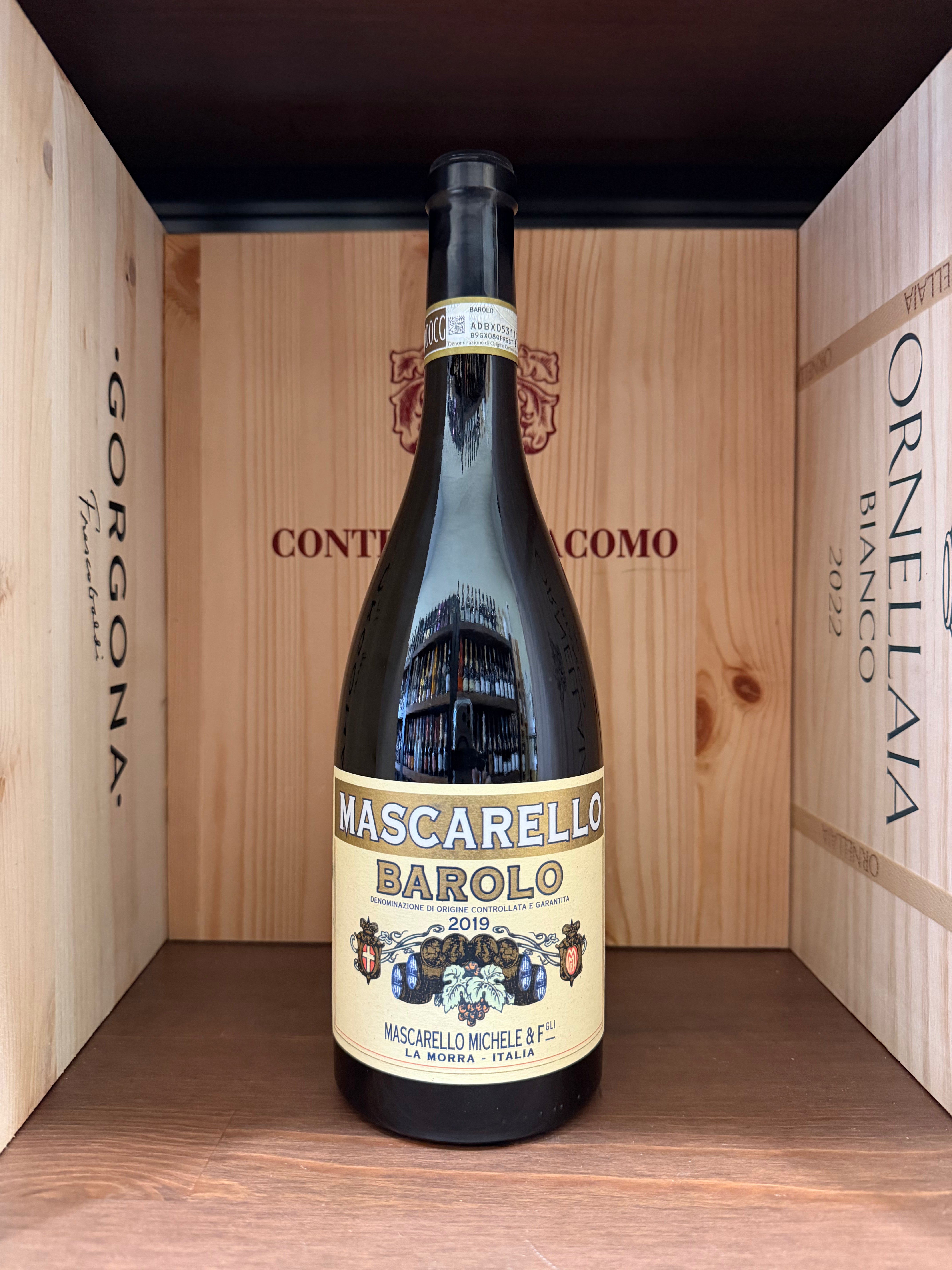 Bottiglia di vino Barolo Mascarello La Morra 2019 di Enoteche Toscane, vista su etichetta e confezione elegante