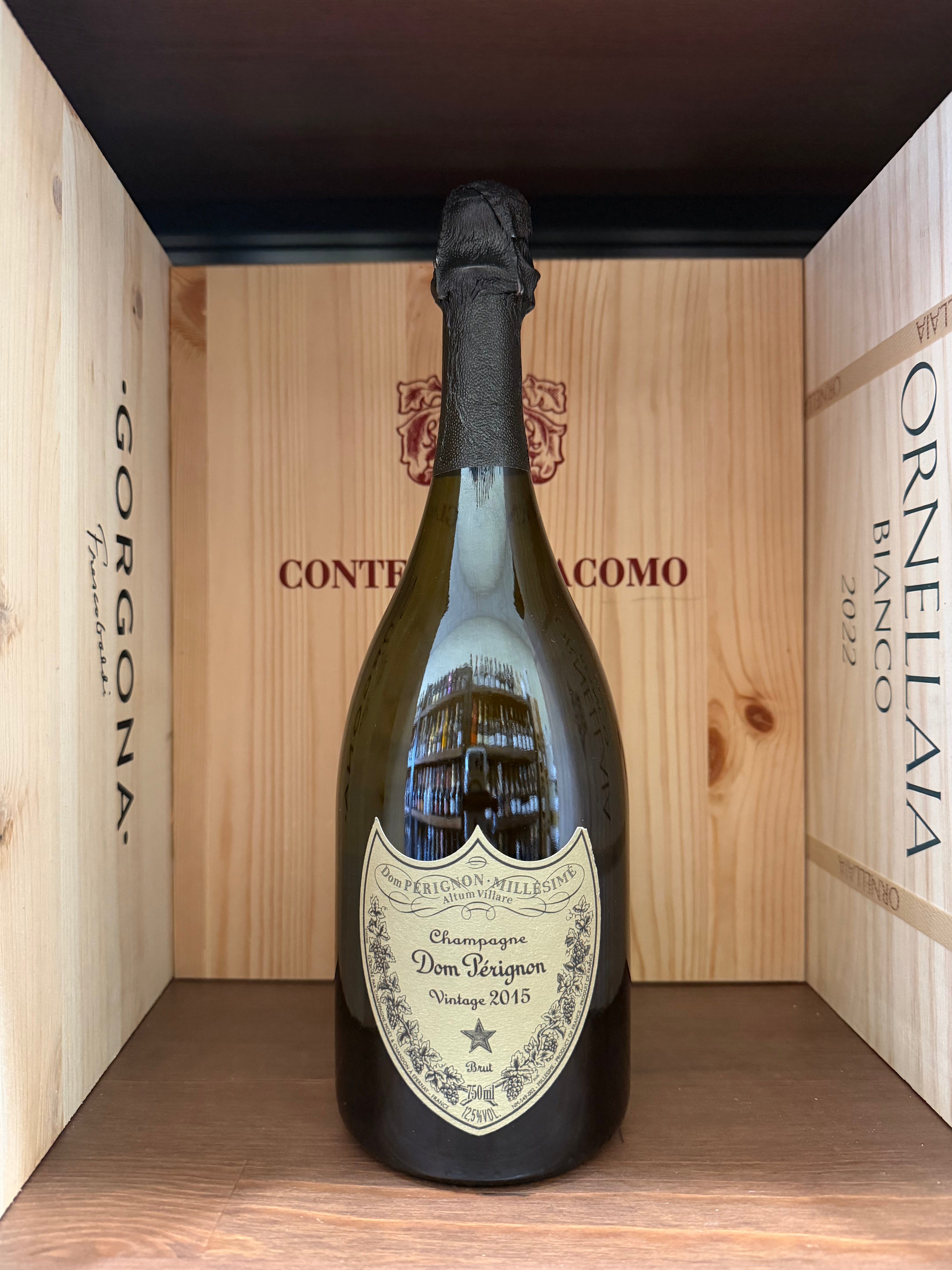 Bottiglia di Dom Pérignon Vintage 2015, spumante di lusso, con etichetta elegante e tappo a corona, in ambiente elegante.