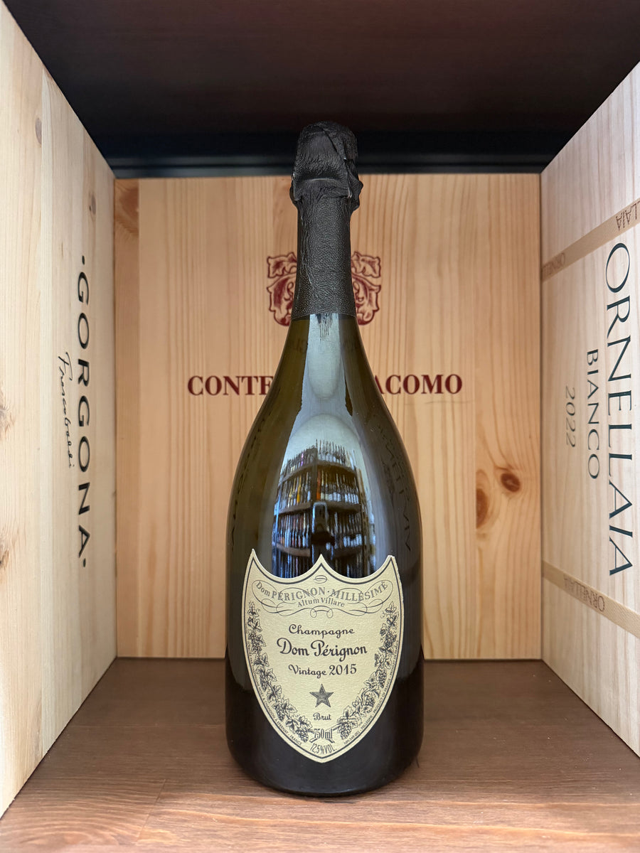 Bottiglia di Dom Pérignon Vintage 2015, spumante di lusso, con etichetta elegante e tappo a corona, in ambiente elegante.
