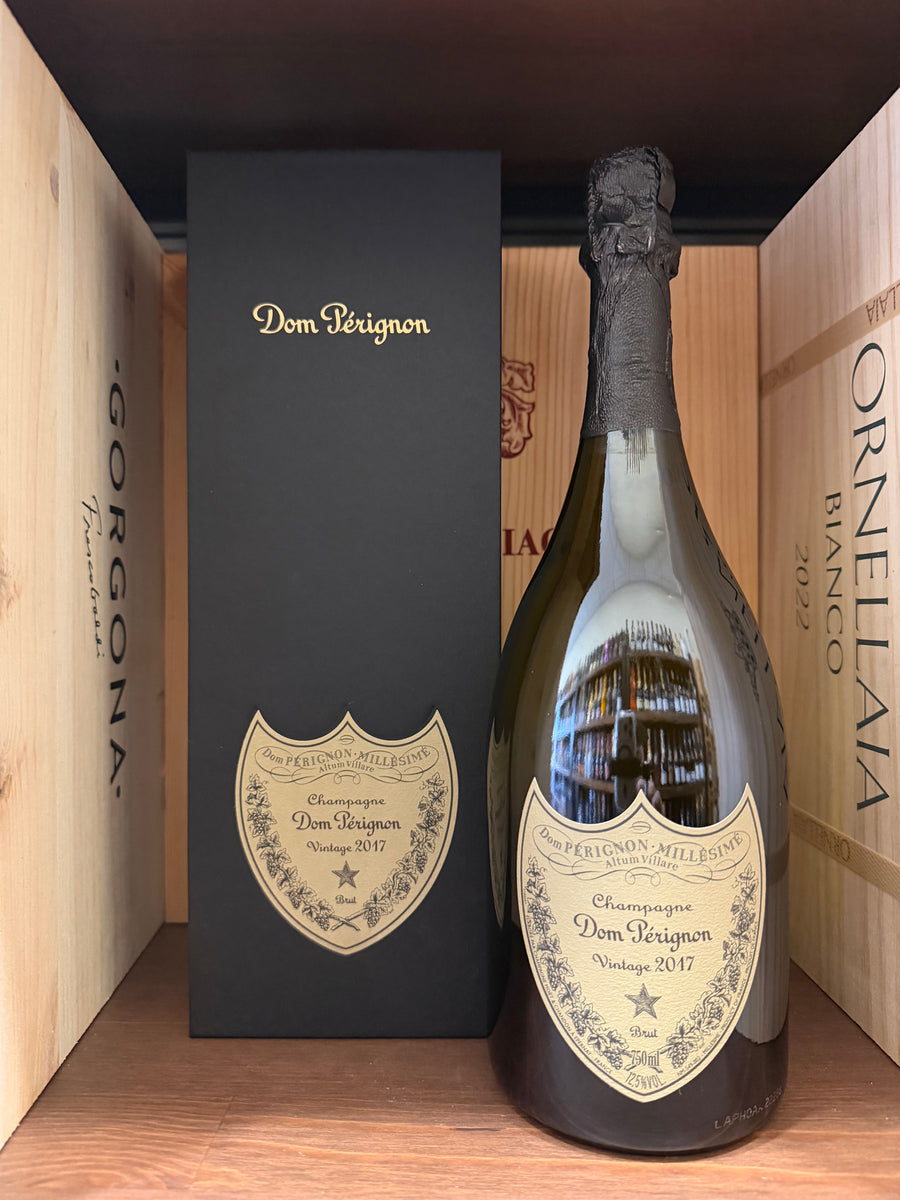 Scatola di vetro con bottiglia di Dom Pérignon Vintage 2017, champagne di lusso, con etichetta elegante e confezione raffinata