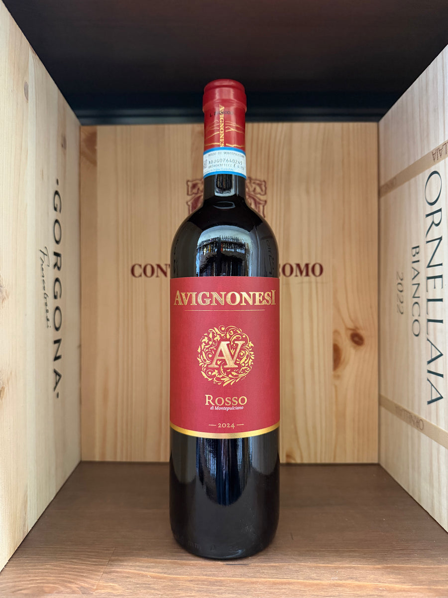 Calice di vino Rosso di Montepulciano 2024 Avignonesi in bottiglia, con sfondo elegante e ambiente di degustazione.