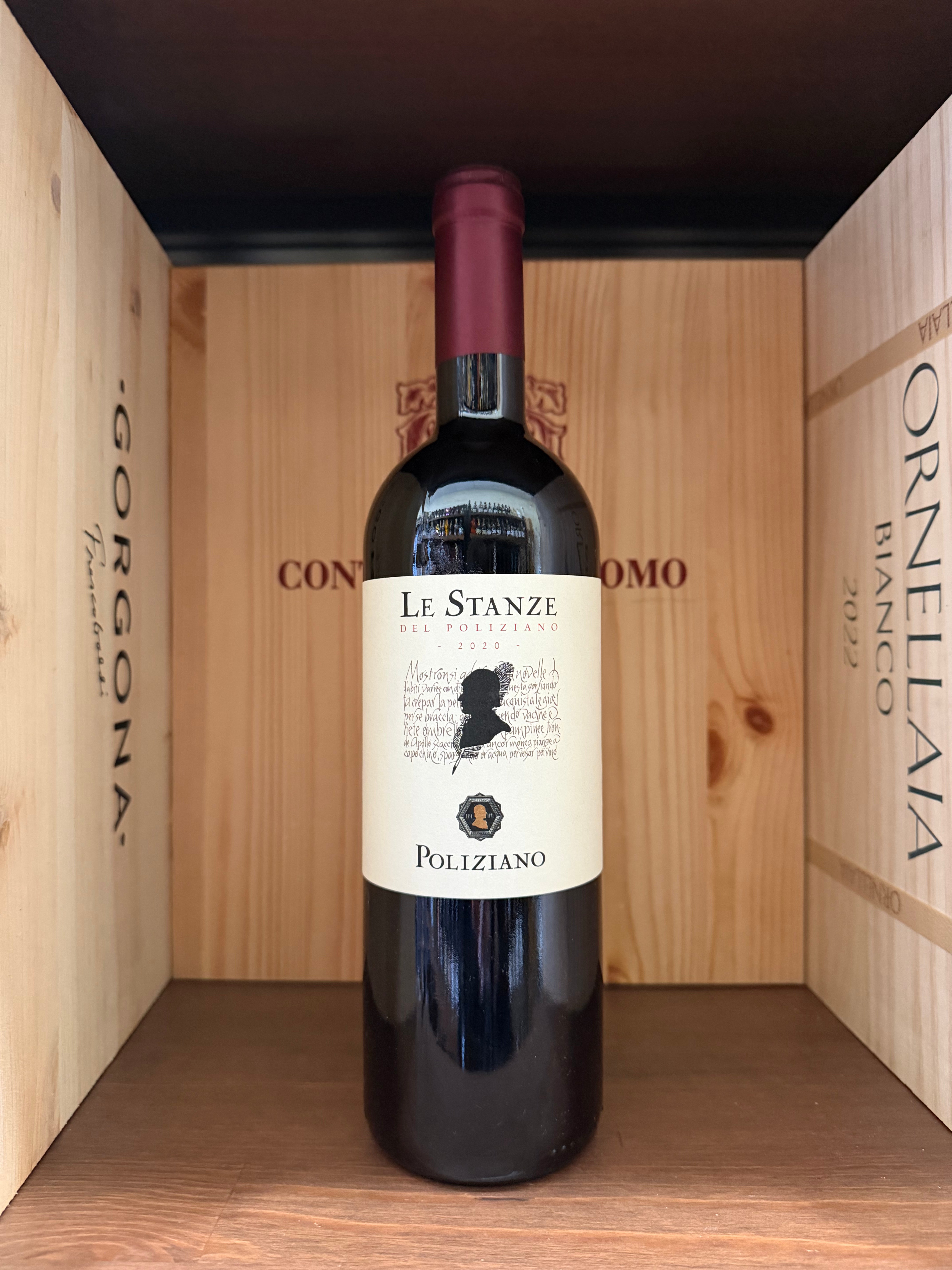 Vigneti e paesaggio toscano con bottiglie di Le Stanze 2020 Poliziano, vino rosso prodotto da Enoteche Toscane.