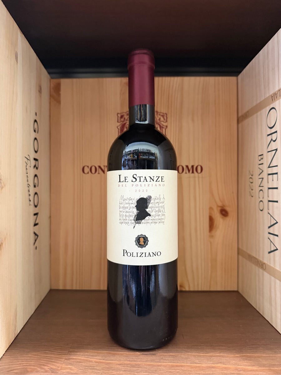 Vigneti e paesaggio toscano con bottiglie di Le Stanze 2020 Poliziano, vino rosso prodotto da Enoteche Toscane.