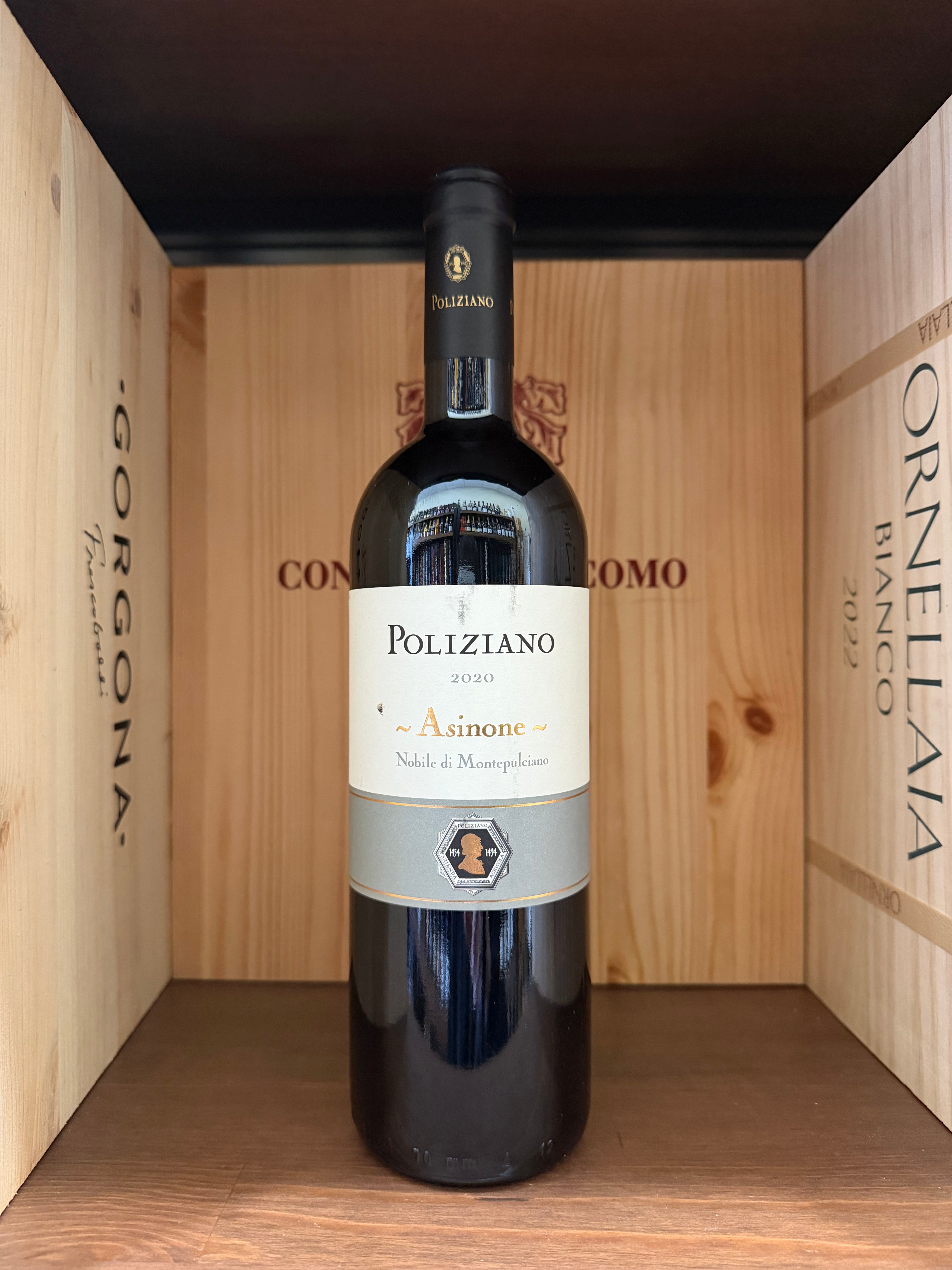 Vaso di vino rosso Asinine 2020 Nobile di Montepulciano Poliziano in bottiglia, con etichetta dettagliata, su sfondo neutro
