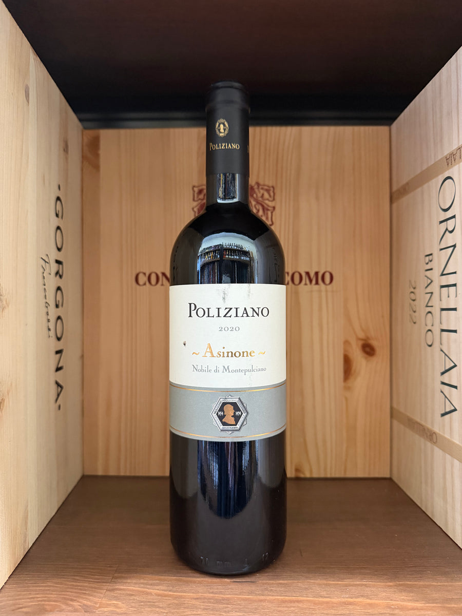 Vaso di vino rosso Asinine 2020 Nobile di Montepulciano Poliziano in bottiglia, con etichetta dettagliata, su sfondo neutro