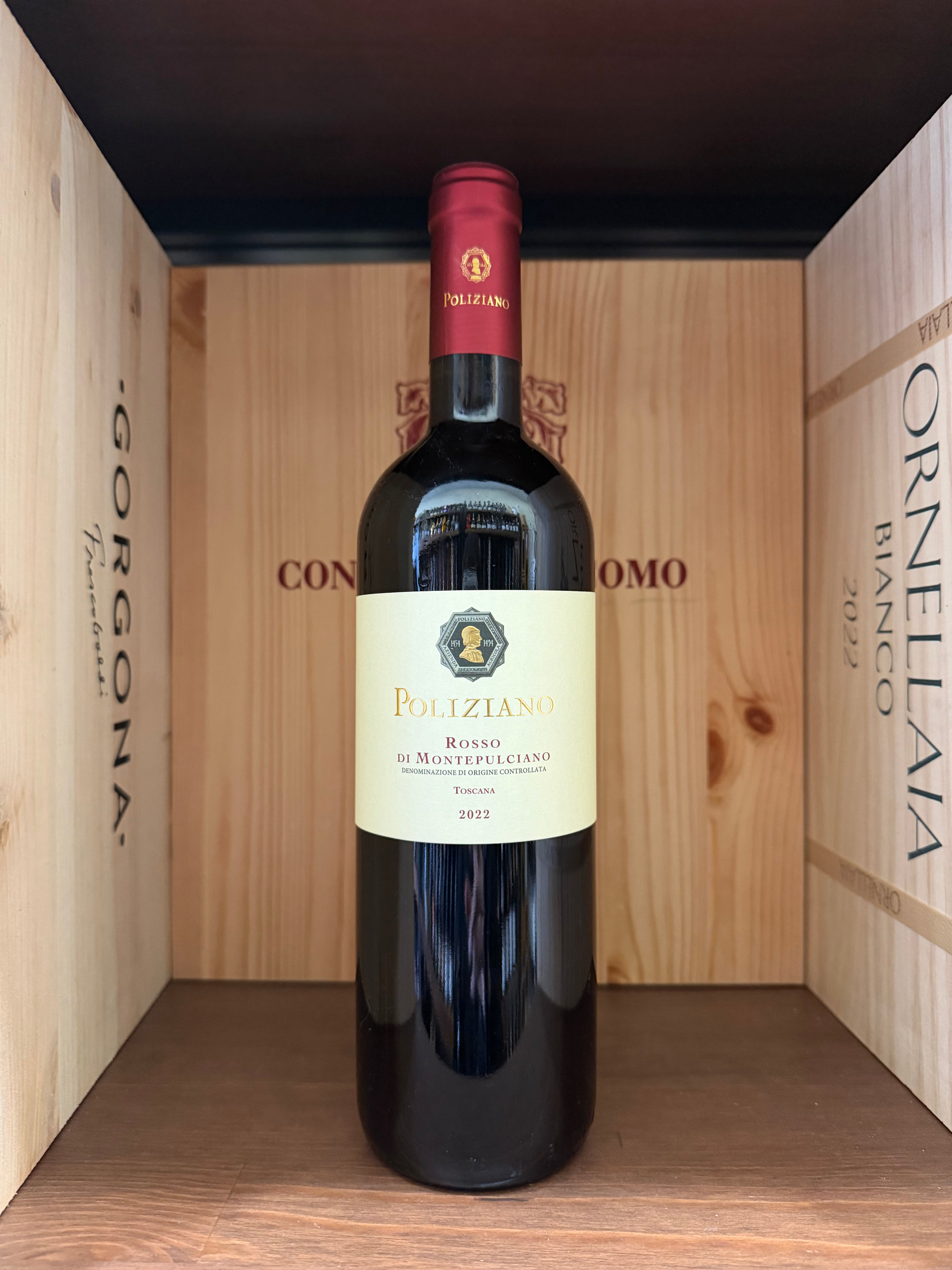 Bottiglia di vino Rosso Di Montepulciano 2022 Poliziano, in bottiglia di vetro con etichetta elegante, vista su tavolo.