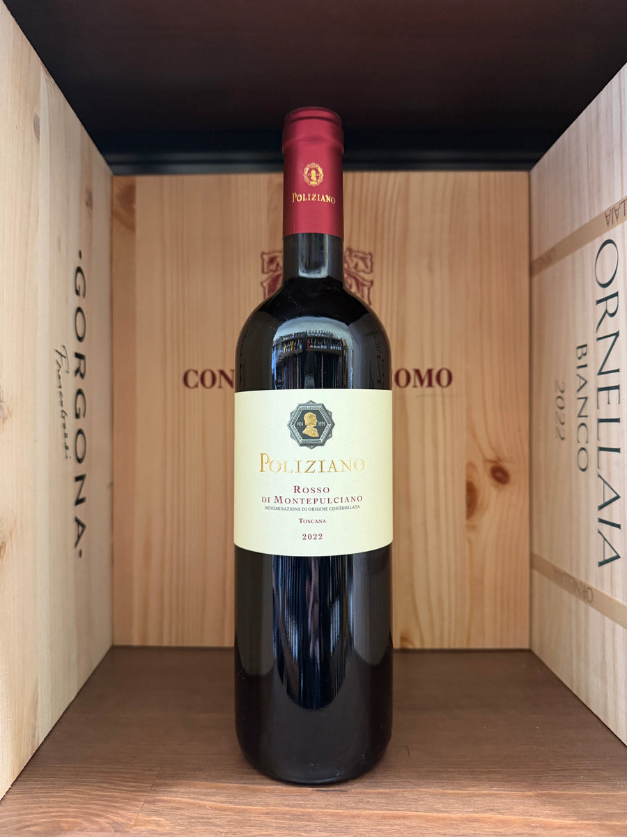 Bottiglia di vino Rosso Di Montepulciano 2022 Poliziano, in bottiglia di vetro con etichetta elegante, vista su tavolo.