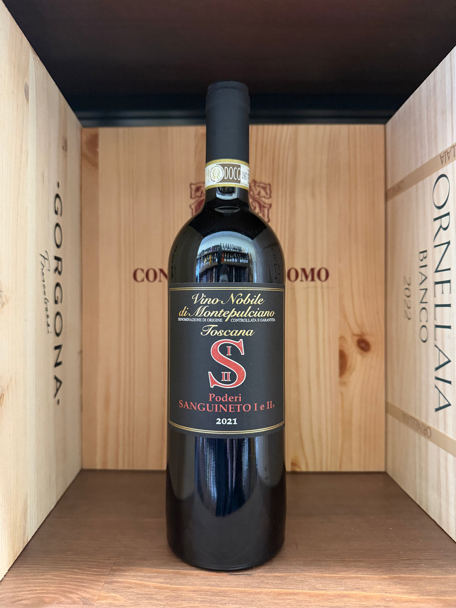 Bottiglia di Nobile di Montepulciano 2021 Podere Sanguineto, vino rosso toscano in bottiglia con etichetta elegante sul tavolo