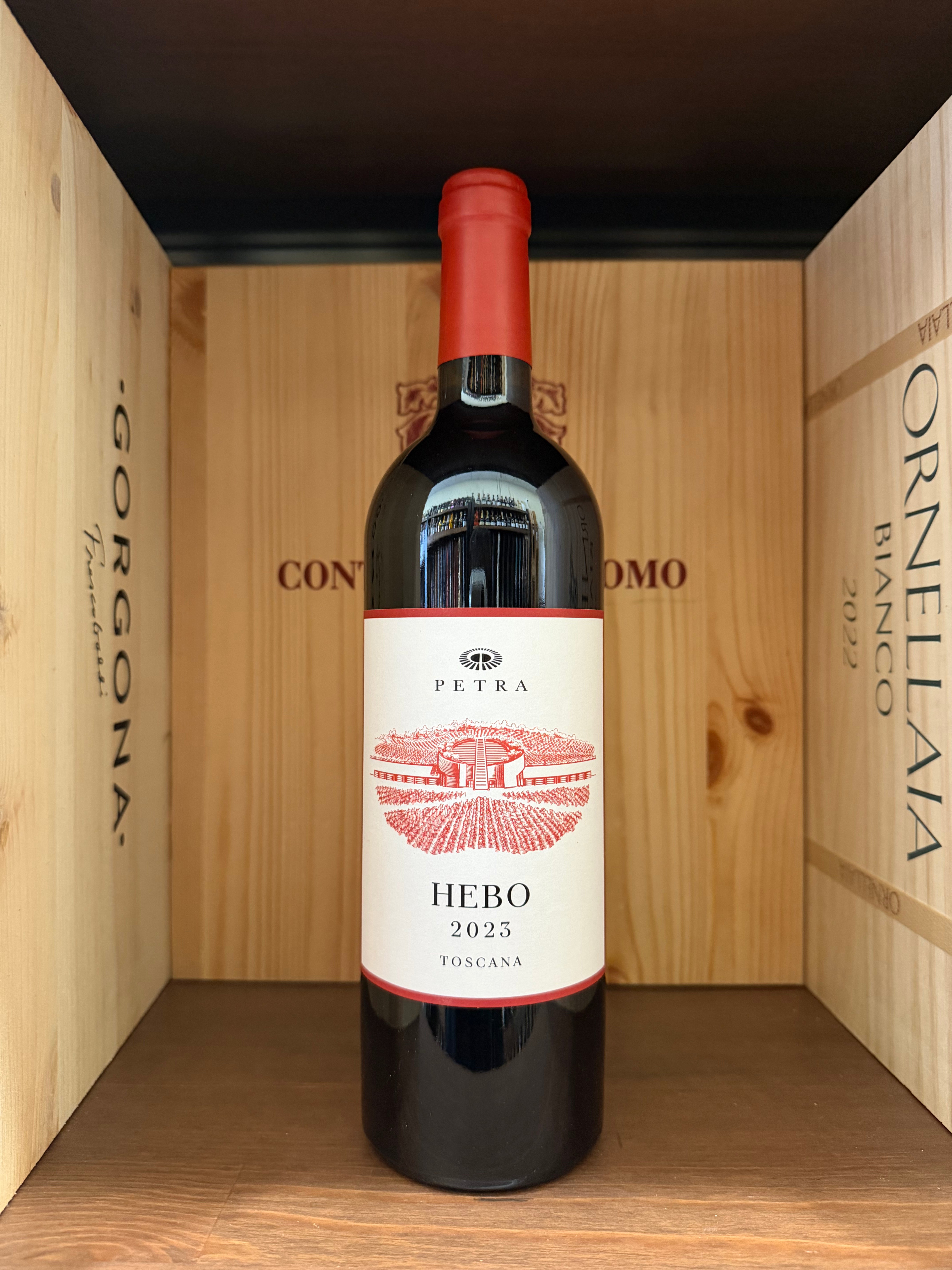 Bottiglia di vino Hebo 2023 Petra di Enoteche Toscane, etichetta elegante e dettaglio del collo della bottiglia.