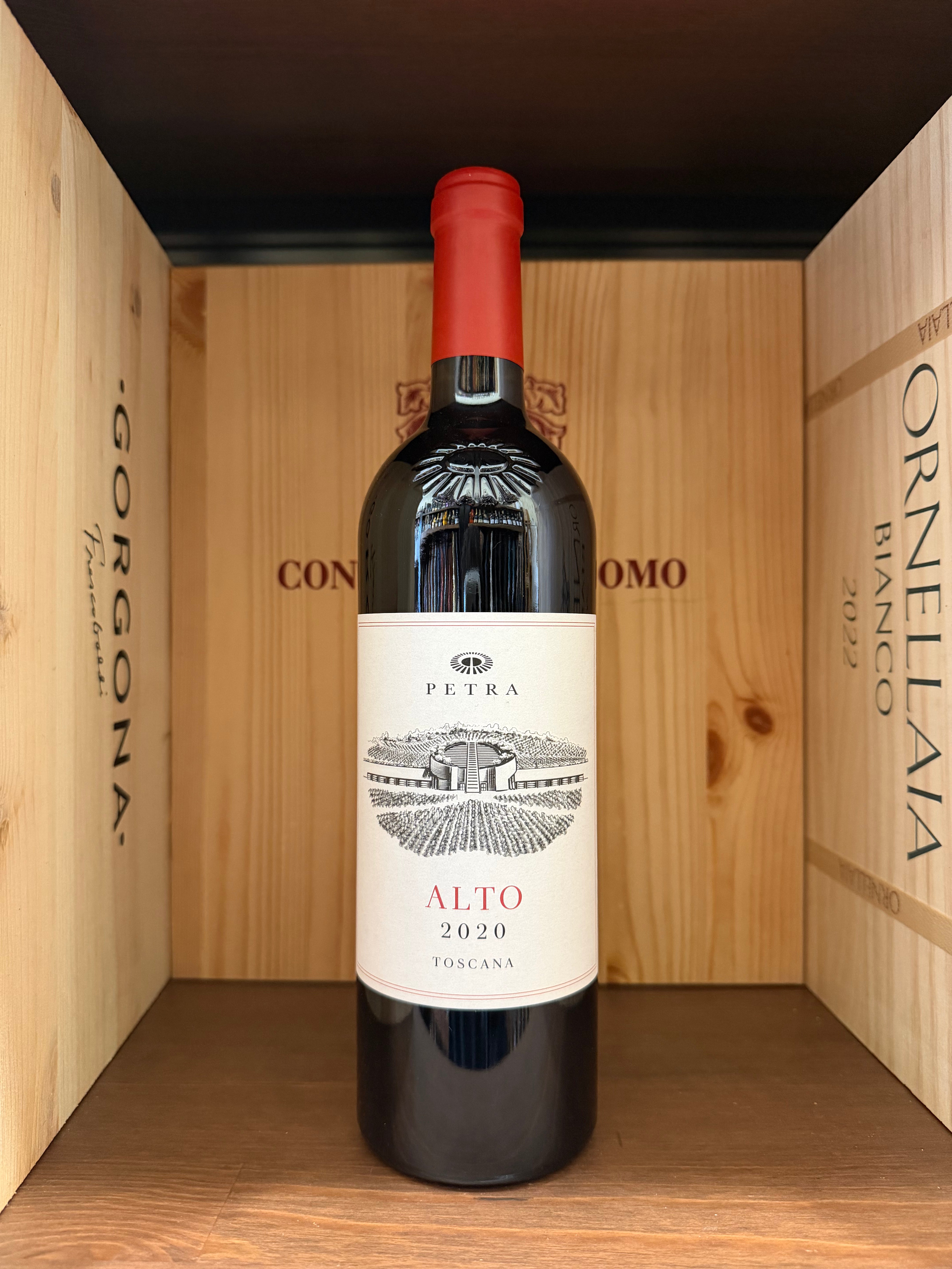 Alto 2020 Petra di Enoteche Toscane, bottiglia di vino rosso con etichetta elegante, vista frontale sul tappo.