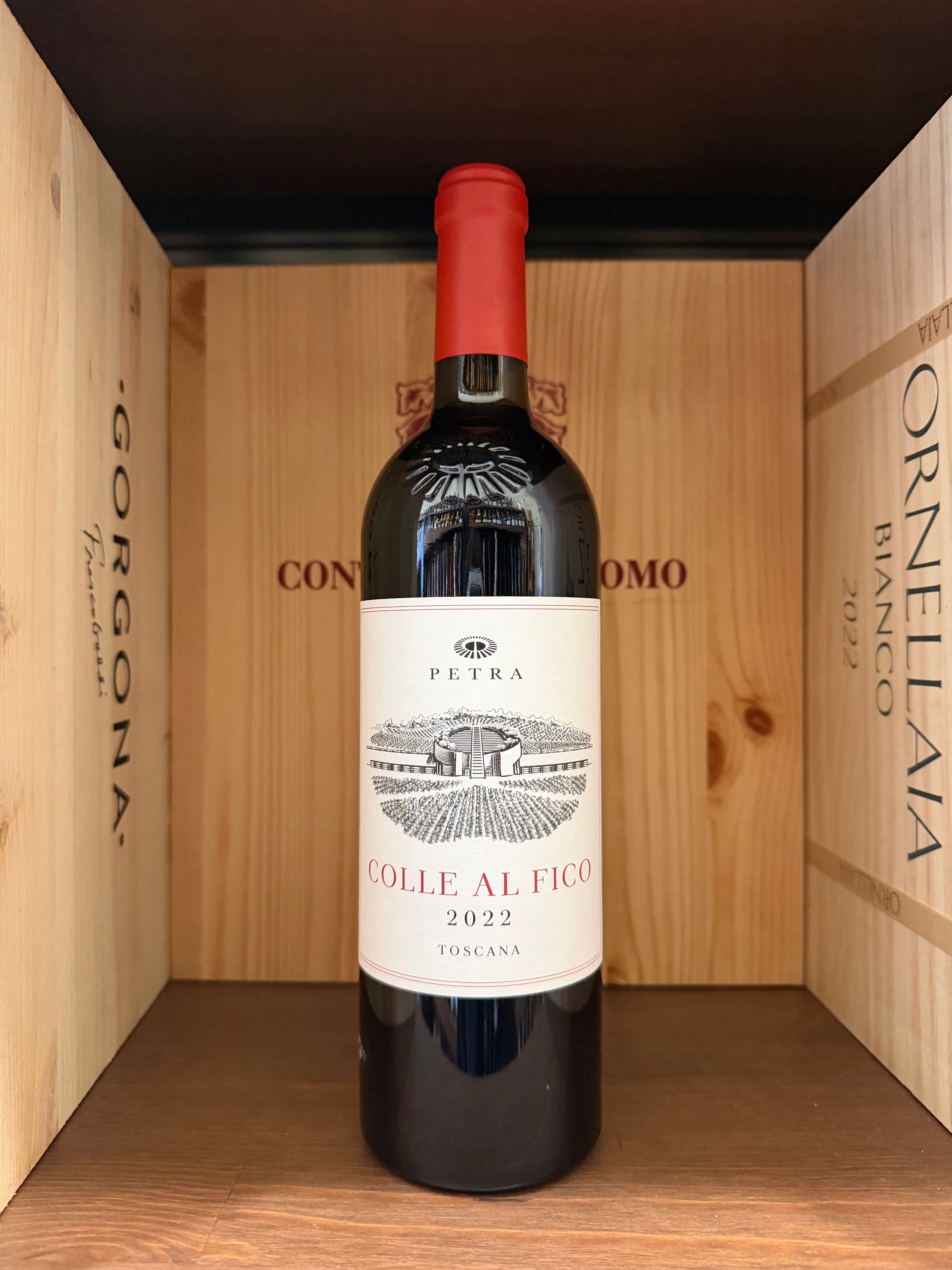 Bottiglia di Colle Al Fico 2022 Petra dell'Enoteche Toscane, vino rosso con etichetta elegante e dettaglio della capsula.