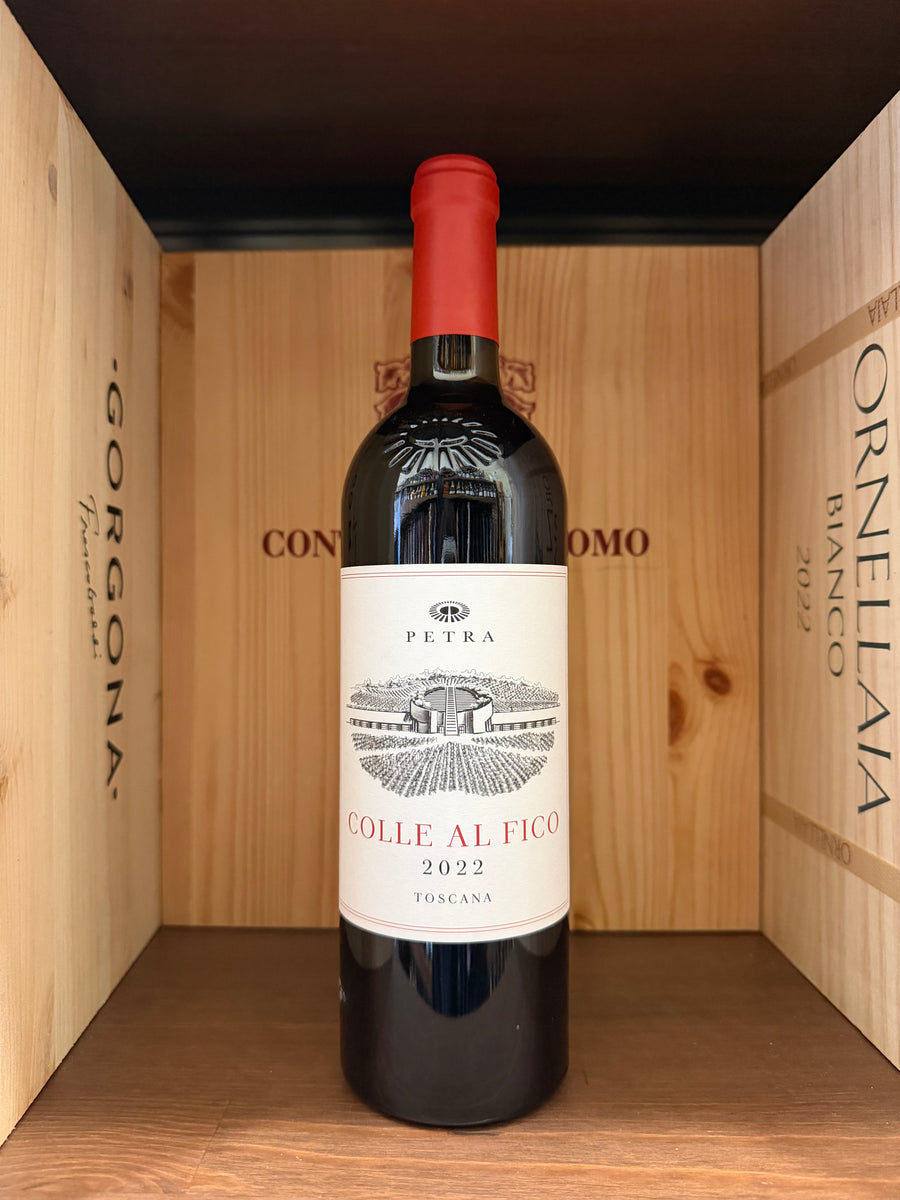 Bottiglia di Colle Al Fico 2022 Petra dell'Enoteche Toscane, vino rosso con etichetta elegante e dettaglio della capsula.