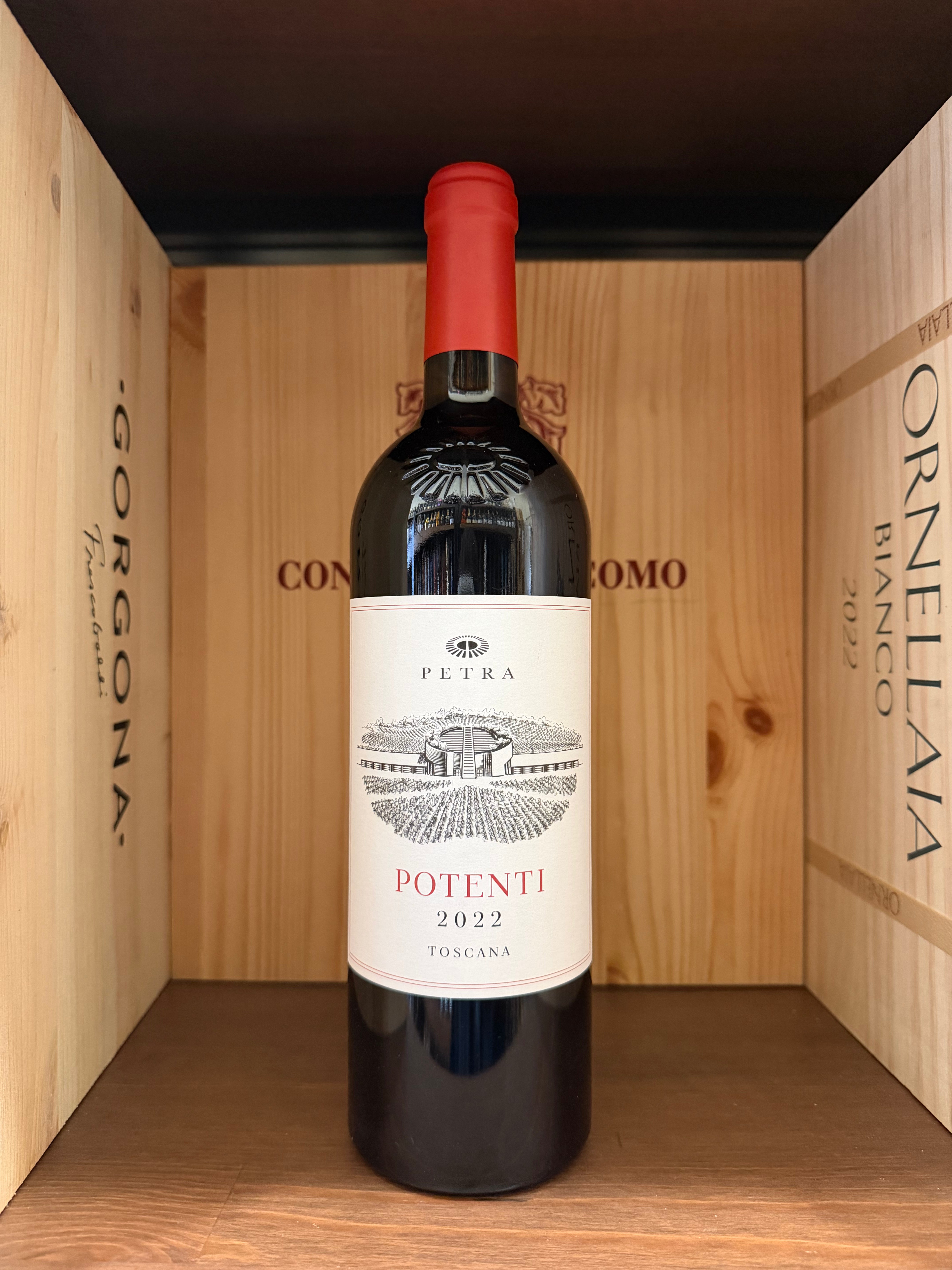 Calice da vino Potenti 2022 Petra di Enoteche Toscane, dettaglio del bicchiere in cristallo con logo inciso, vista frontale.