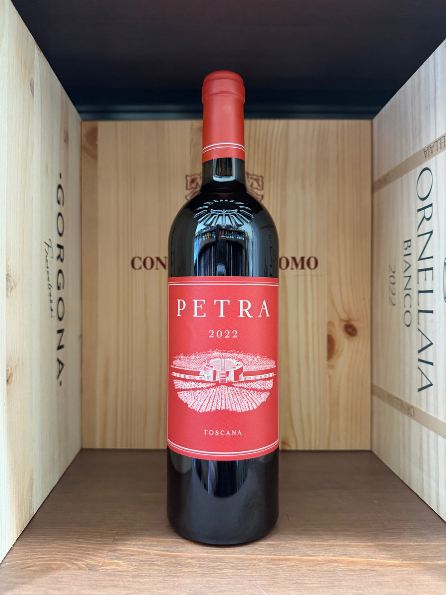 Bottiglia di vino Petra Petra 2022 di Enoteche Toscane, vista frontale con etichetta dettagliata.