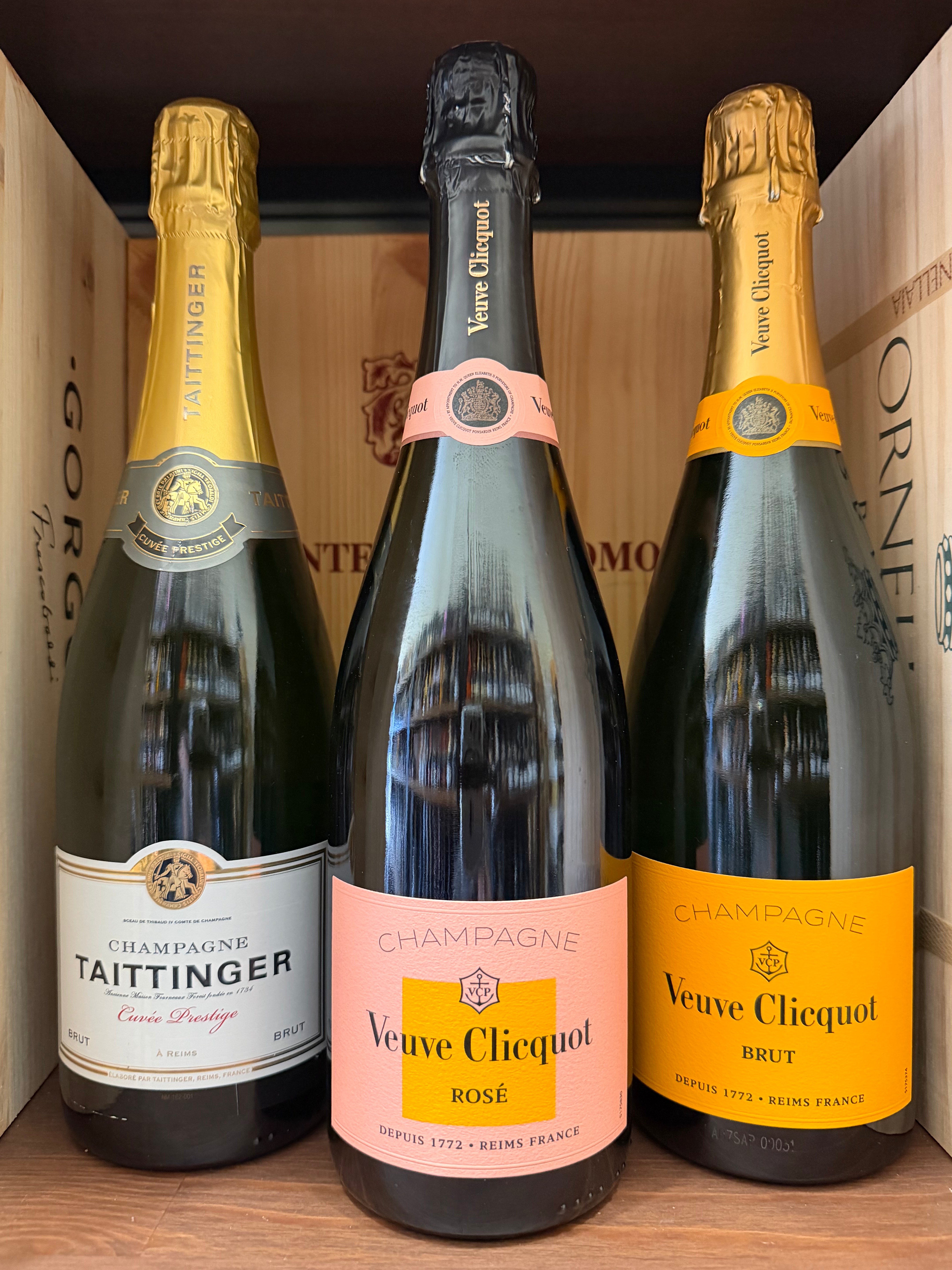Scatola con tre bottiglie di Champagne Enoteche Toscane, elegante confezione regalo con etichette e dettagli raffinati