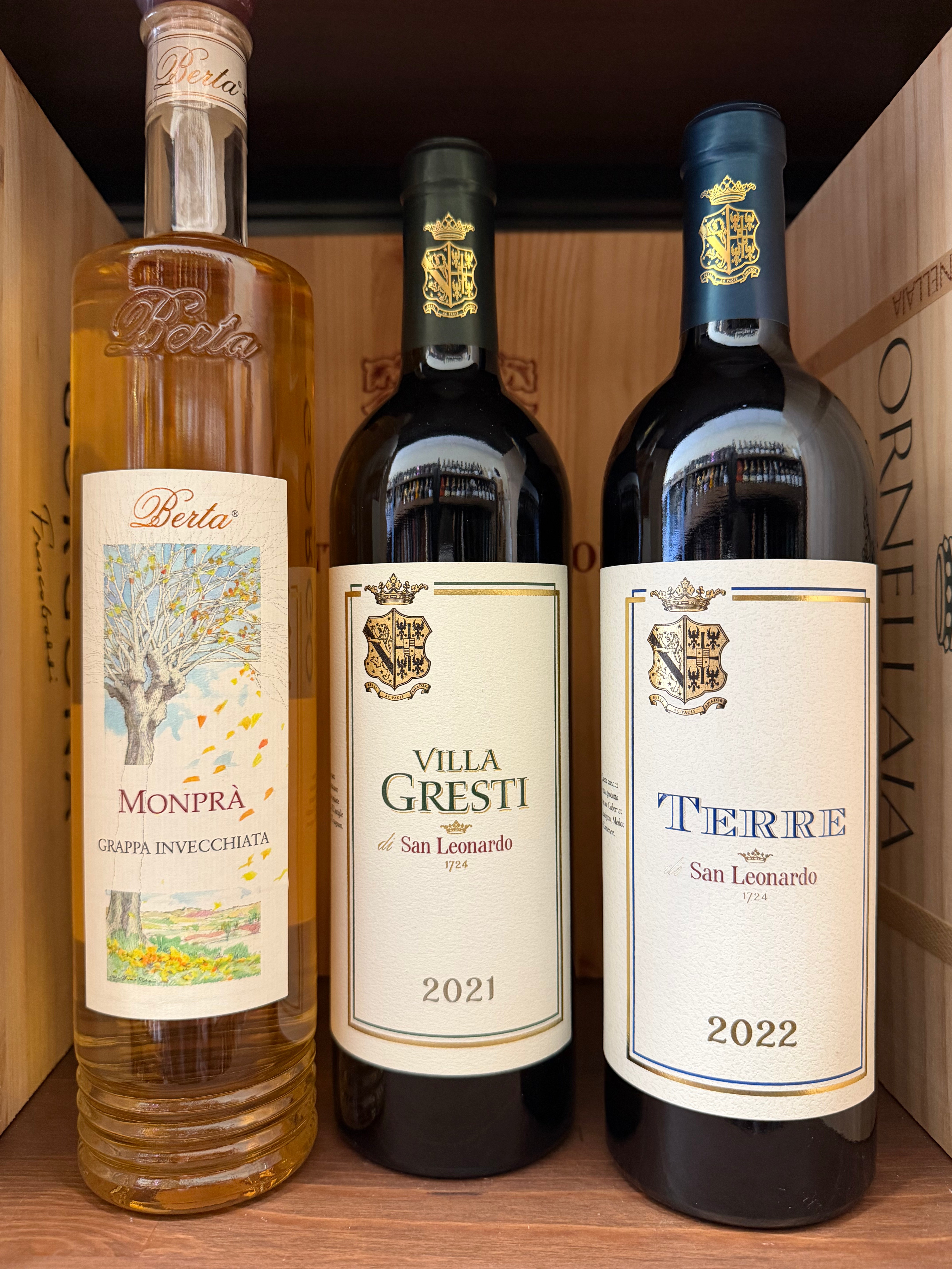 Scatola con tre bottiglie di vino San Leonardo, prodotto dall'enoteca Toscane, vista con etichette e dettagli delle bottiglie