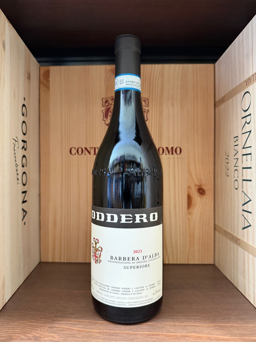 Bottiglia di vino rosso Oddero Barbera D'Alba Superiore 2023, etichetta elegante, in una cornice elegante e raffinata.