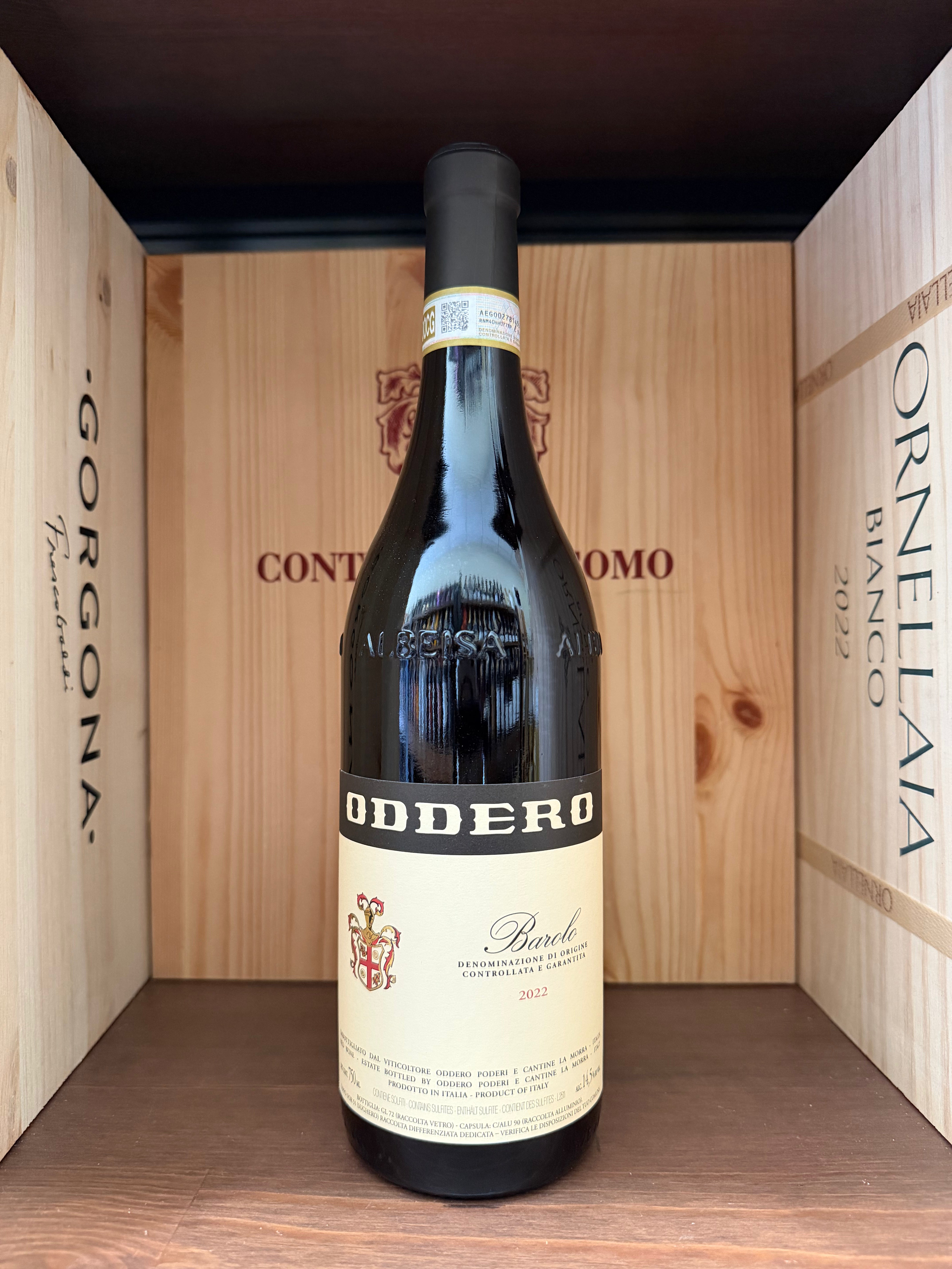 Bottiglia di vino Oddero Barolo 2022 di Enoteche Toscane, con etichetta elegante e bottiglia di vino rosso sul tavolo