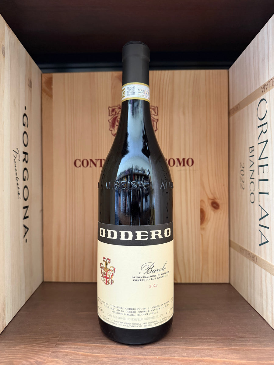 Bottiglia di vino Oddero Barolo 2022 di Enoteche Toscane, con etichetta elegante e bottiglia di vino rosso sul tavolo