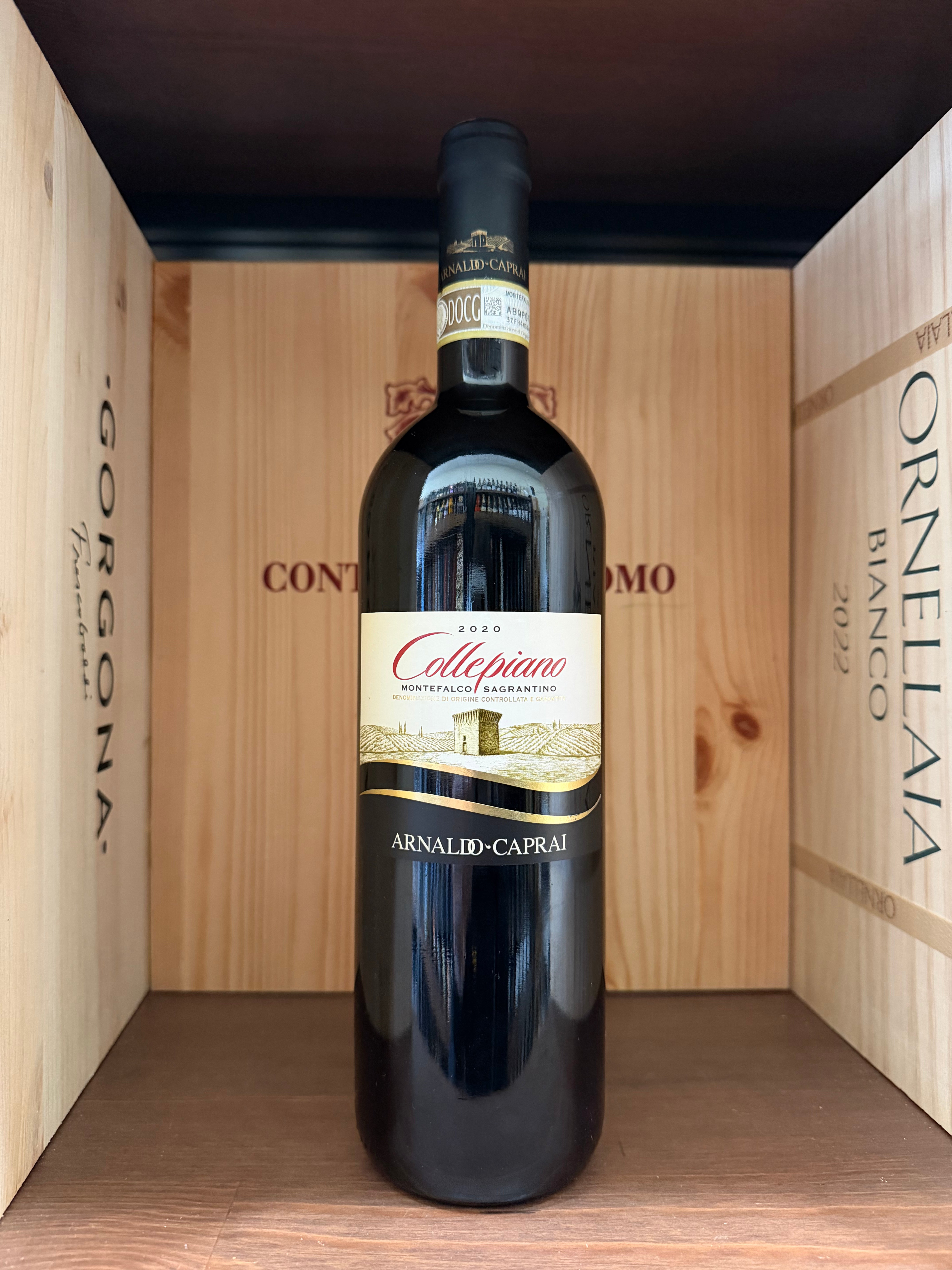 Bottiglia di vino Montefalco Sagrantino 2020 Arnaldo Caprai, mostra la etichetta sul collo della bottiglia.