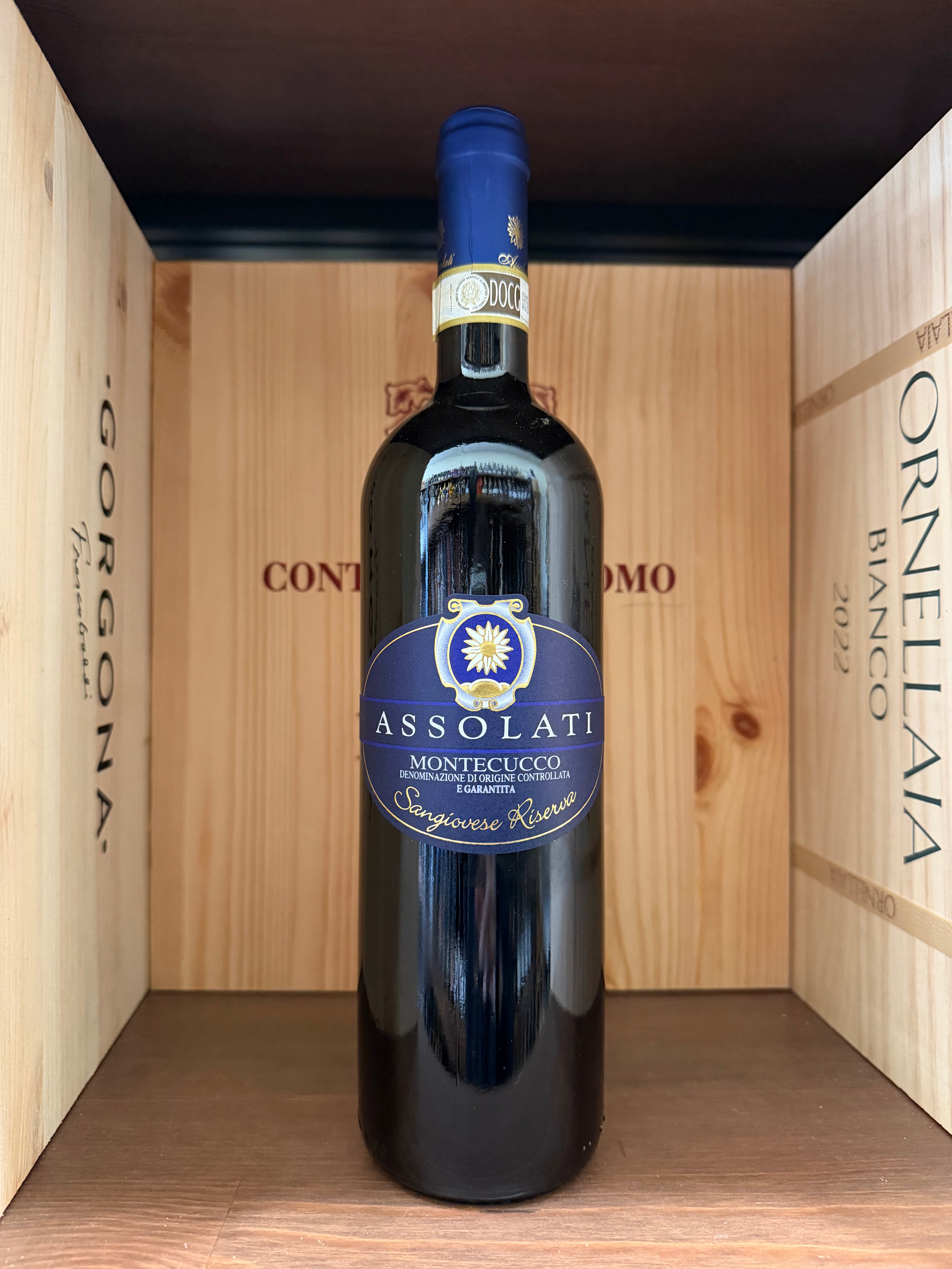 Bottiglia di Montecucco Assolati Riserva 2019 di Enoteche Toscane, con etichetta elegante e dettagli del vino visibili.