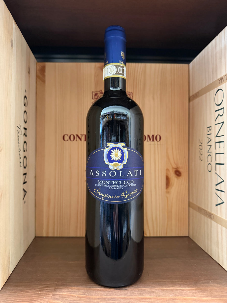 Bottiglia di Montecucco Assolati Riserva 2019 di Enoteche Toscane, con etichetta elegante e dettagli del vino visibili.