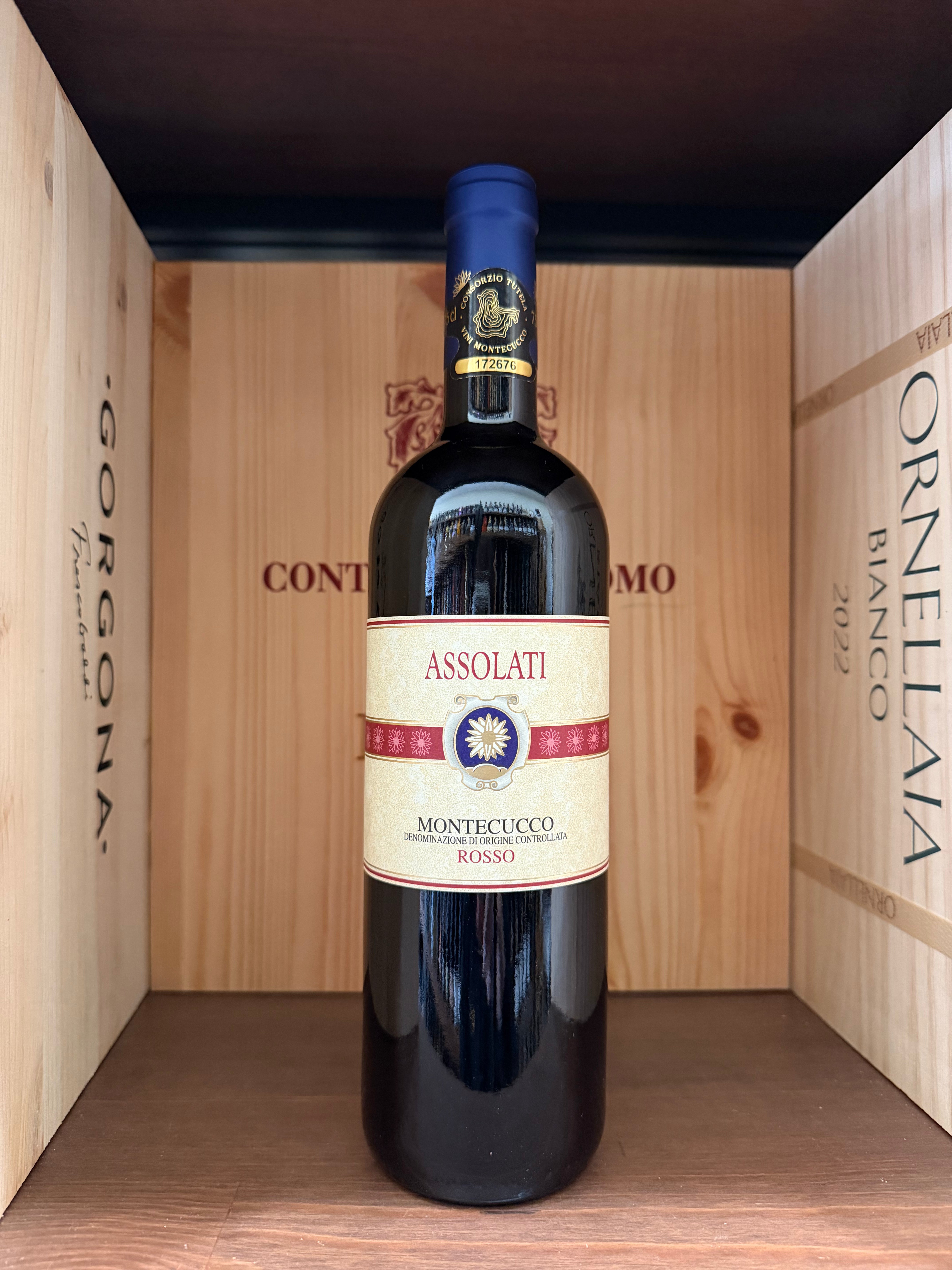 Bottiglia di Montecucco Rosso 2022 Assolati di Enoteche Toscane, vino rosso con etichetta elegante, posizionata su scaffale.