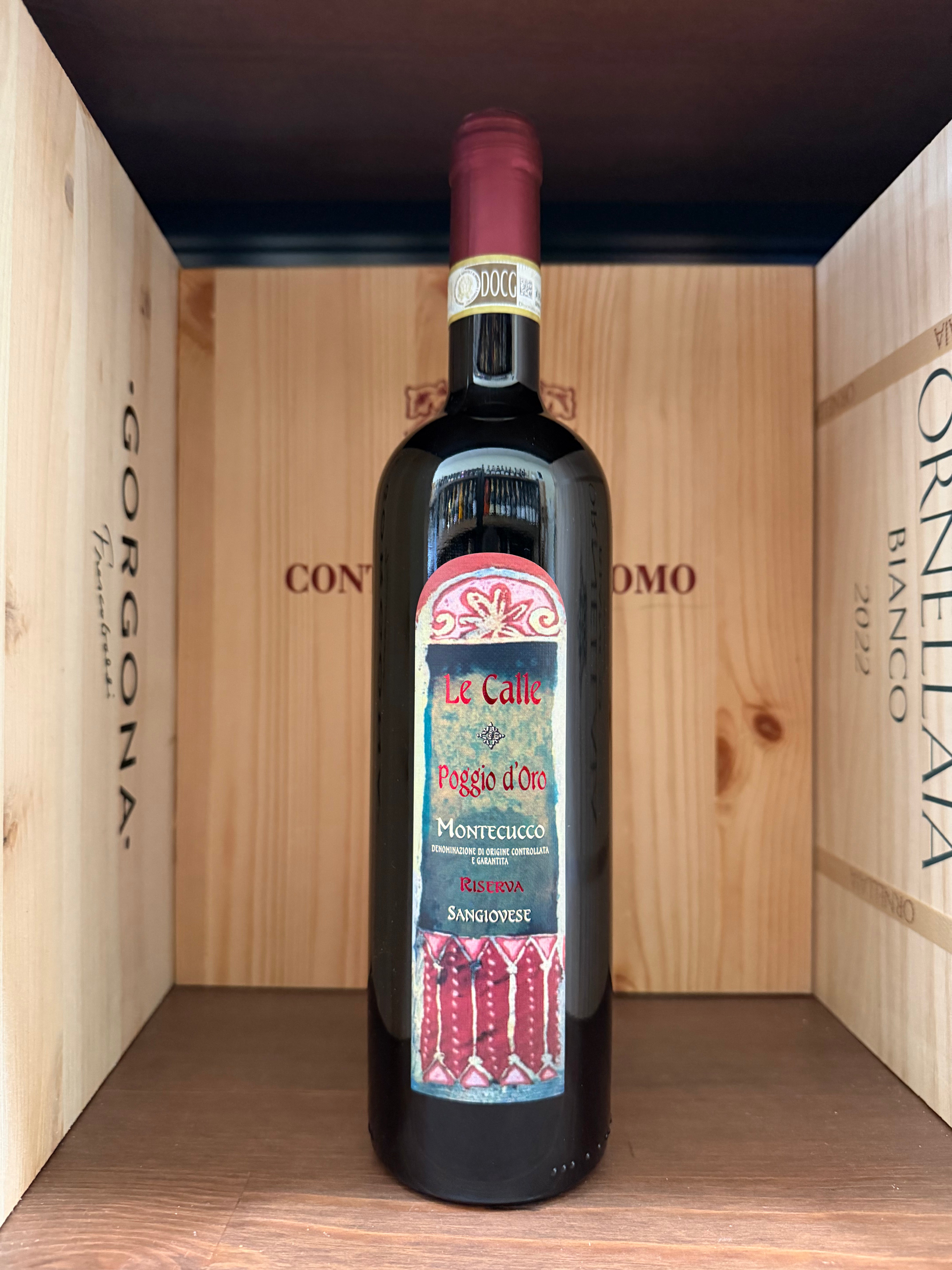 Bottiglia di Poggio D'oro Riserva 2018 Le Calle di Enoteche Toscane, vino rosso con etichetta elegante sullo sfondo.