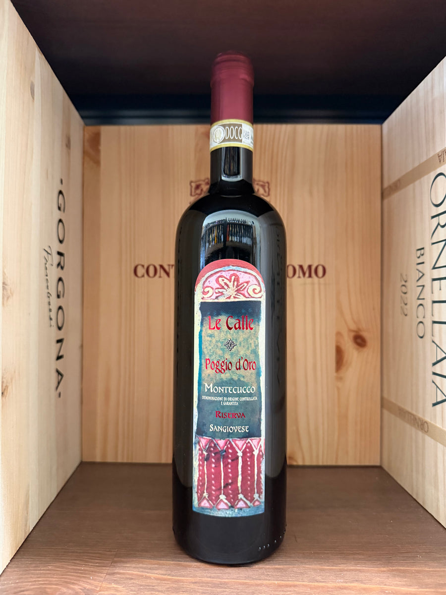 Bottiglia di Poggio D'oro Riserva 2018 Le Calle di Enoteche Toscane, vino rosso con etichetta elegante sullo sfondo.