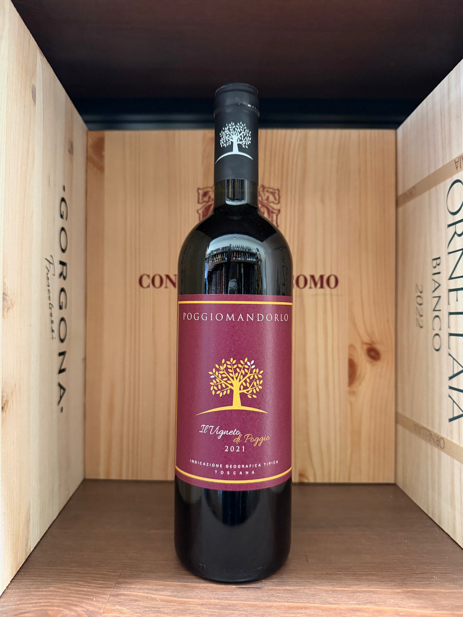 Bottiglia di vino Il Vigneto Di Poggio 2021 Poggiomandorlo, etichetta elegante, in una scena con sfondo neutro.