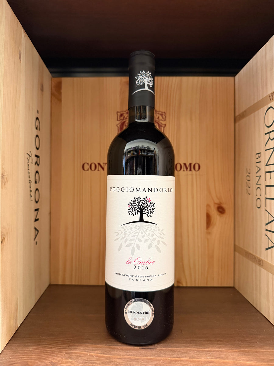 Calice di vino Le Ombre 2016 Poggiomandorlo di Enoteche Toscane su sfondo neutro.