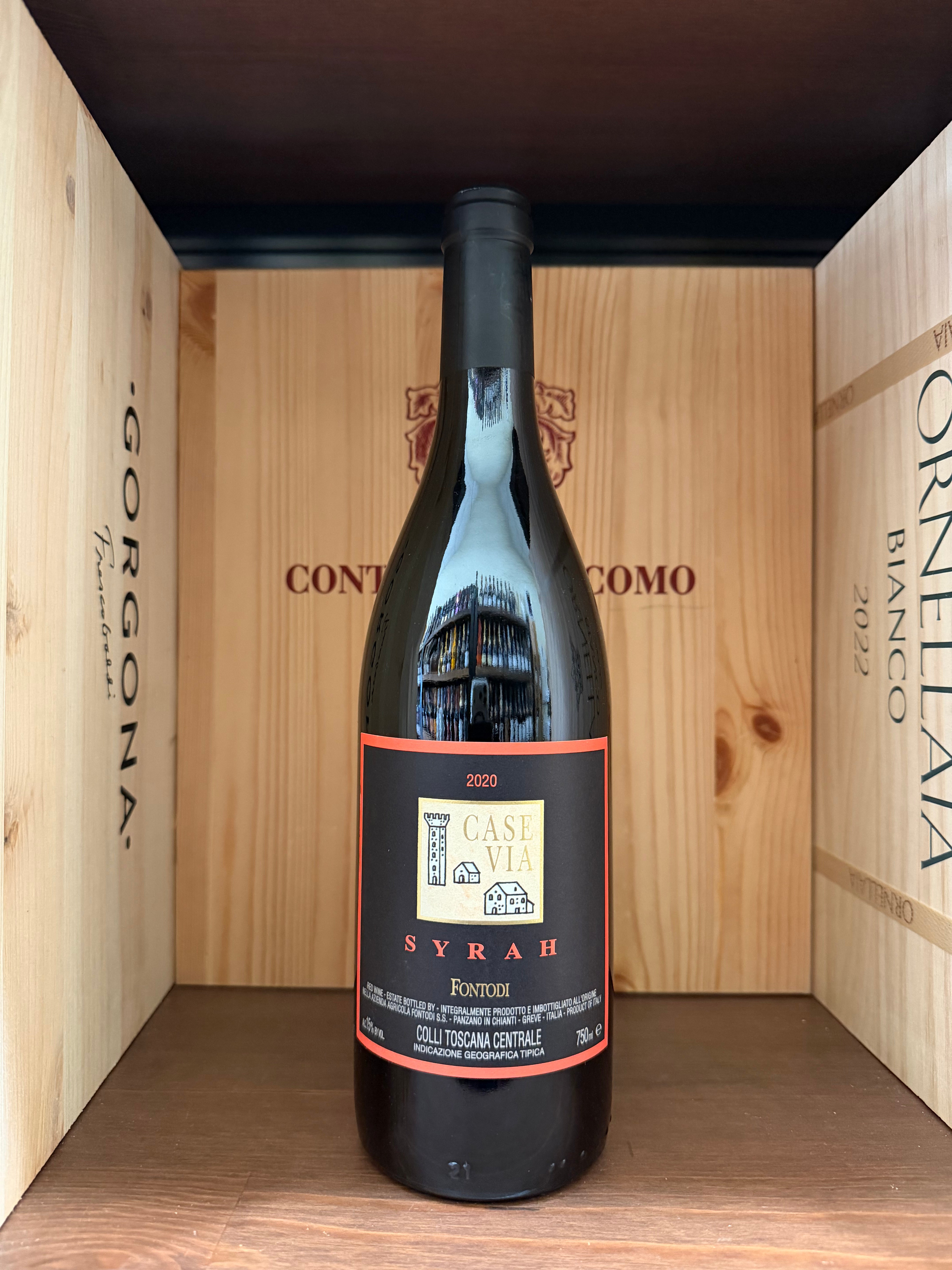 Bottiglia di vino Rosso Case Via 2020 Fontodi Syrah in bottiglia da 750 ml, etichetta elegante, dettaglio dell'etichetta.