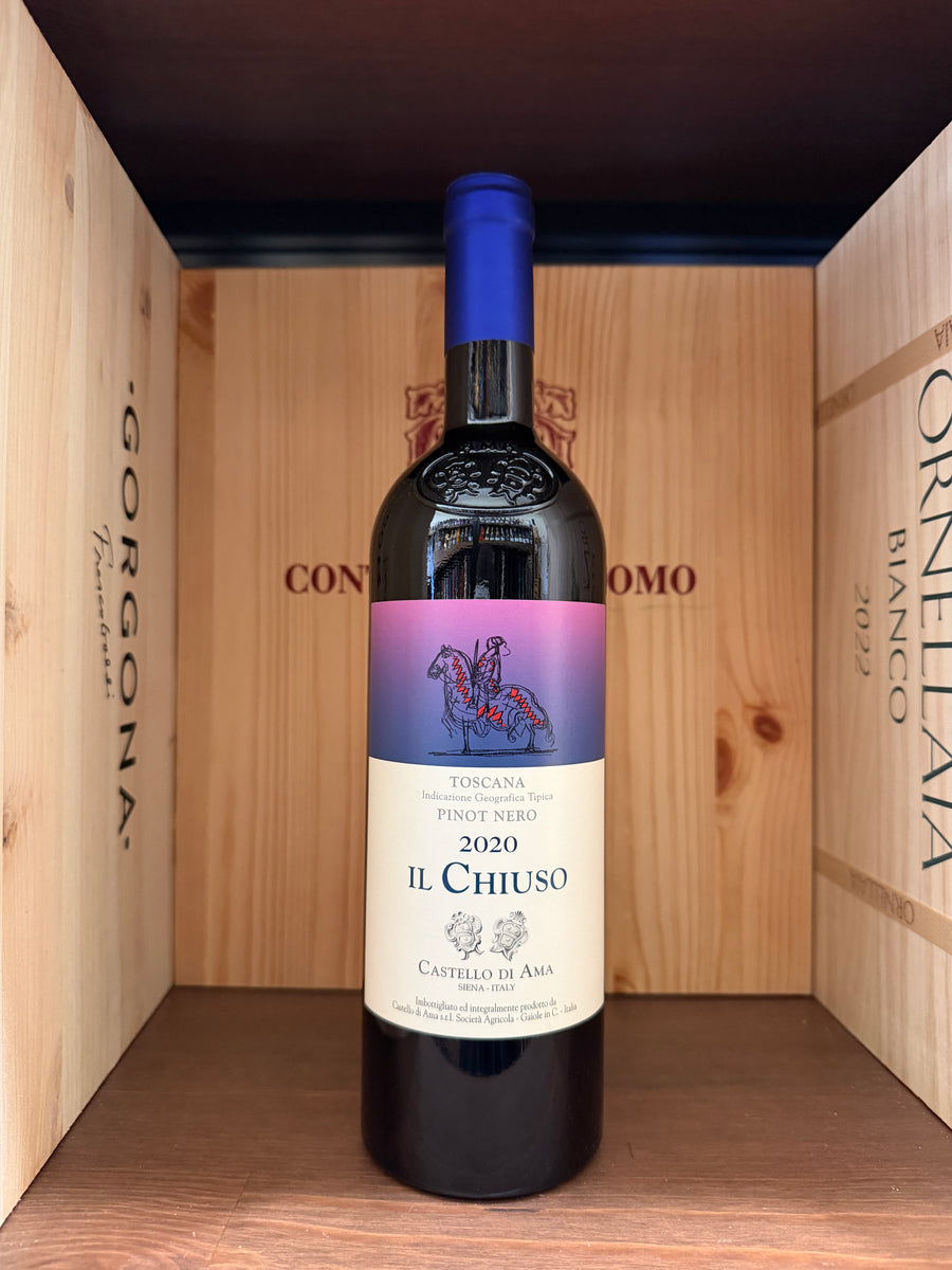 Bottiglia di Il Chiuso 2020 Castello Di Ama Pinot Nero, vino rosso toscano in bottiglia con etichetta elegante.