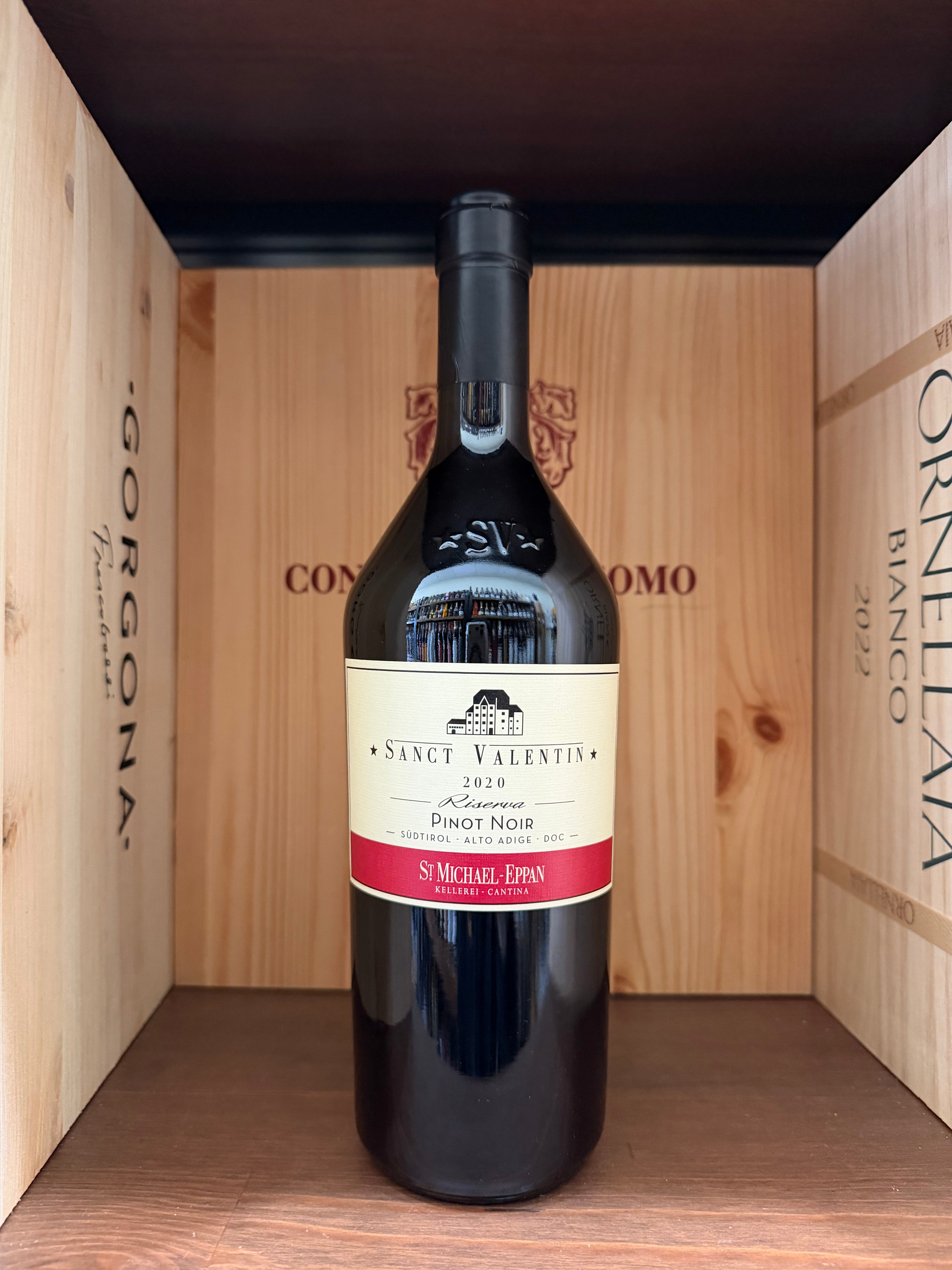 Bottiglia di vino San Michele Appiano Riserva 2020 Pinot Nero, etichetta elegante, sul tavolo con sfondo neutro