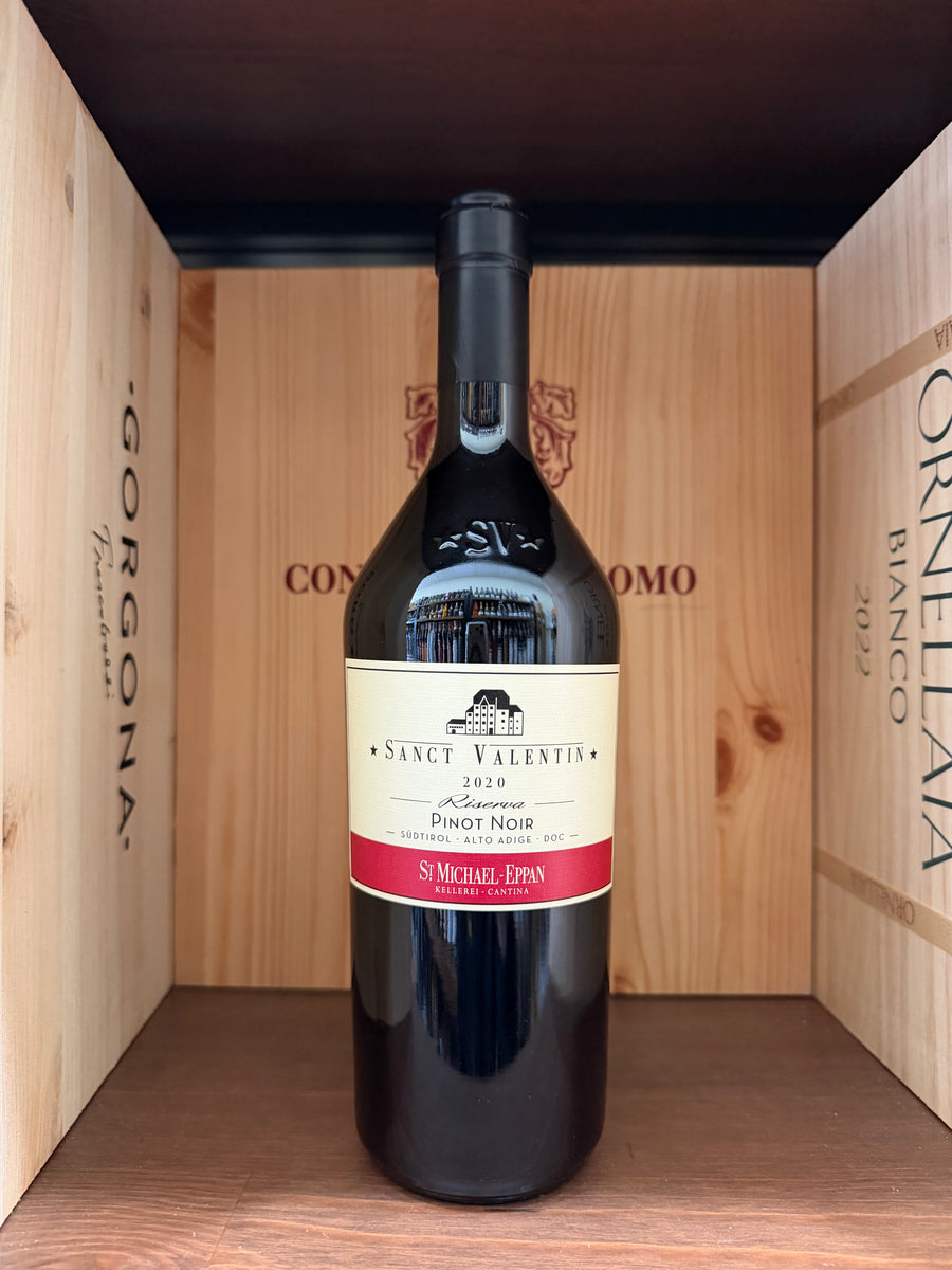Bottiglia di vino San Michele Appiano Riserva 2020 Pinot Nero, etichetta elegante, sul tavolo con sfondo neutro