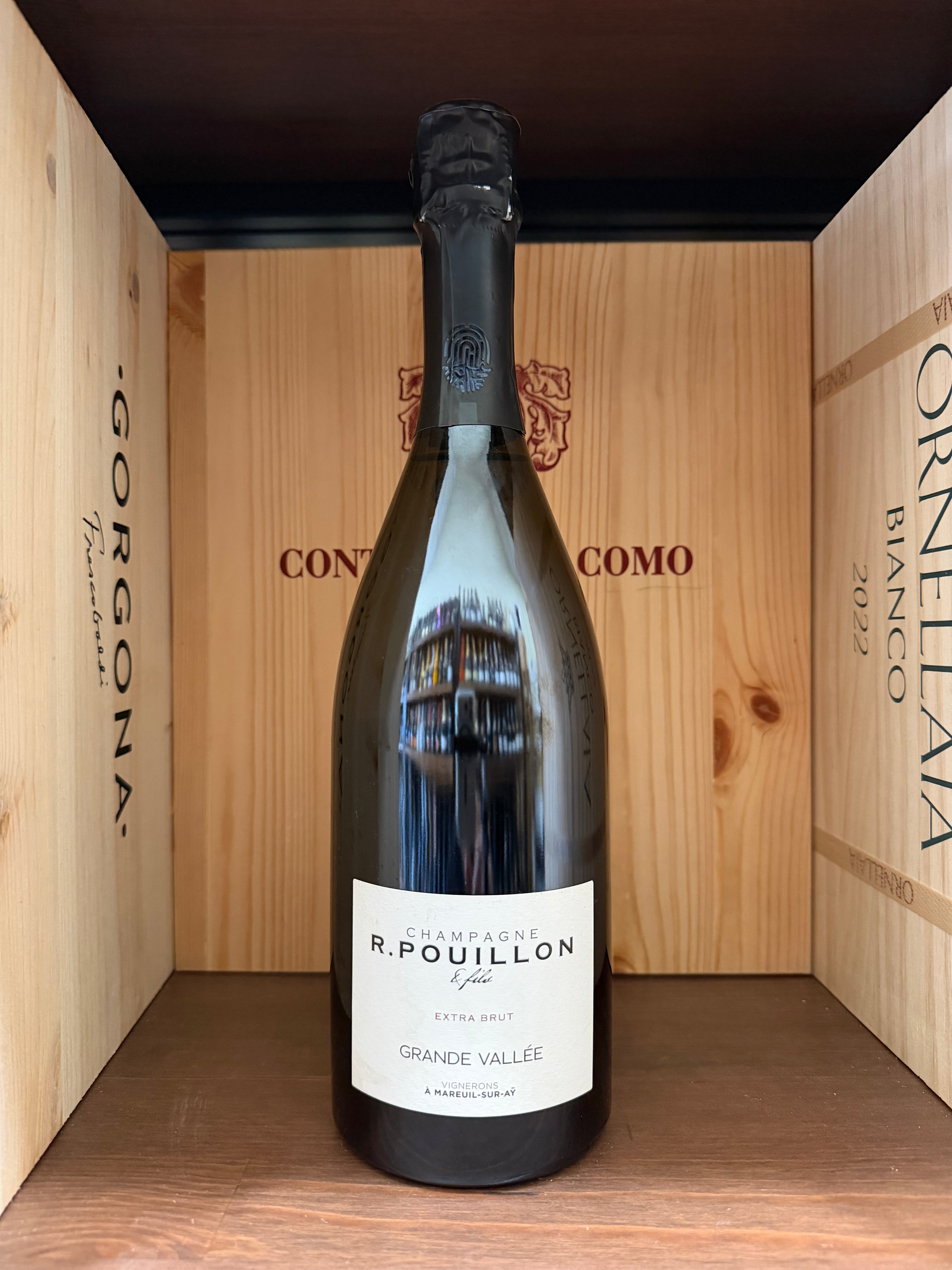 Bottiglia di spumante R.Pouillon Grande Vallée Extra Brut 2019 di Enoteche Toscane, con etichetta elegante e dettaglio della bottiglia.