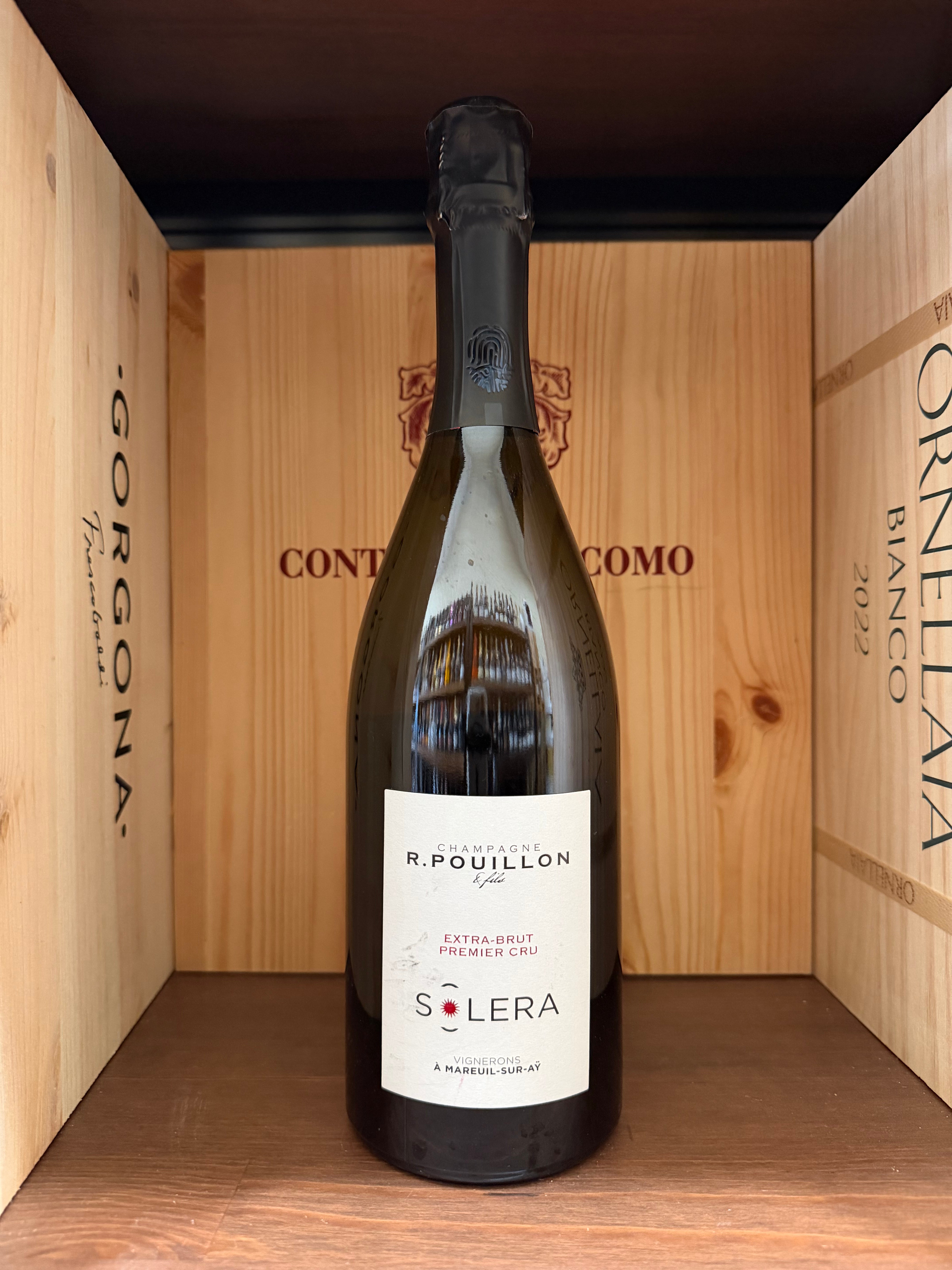 Bottiglia di vino spumante R.Pouillon Solera Premium Cru Extra Brut 2021 di Enoteche Toscane, etichetta elegante e dettagliata