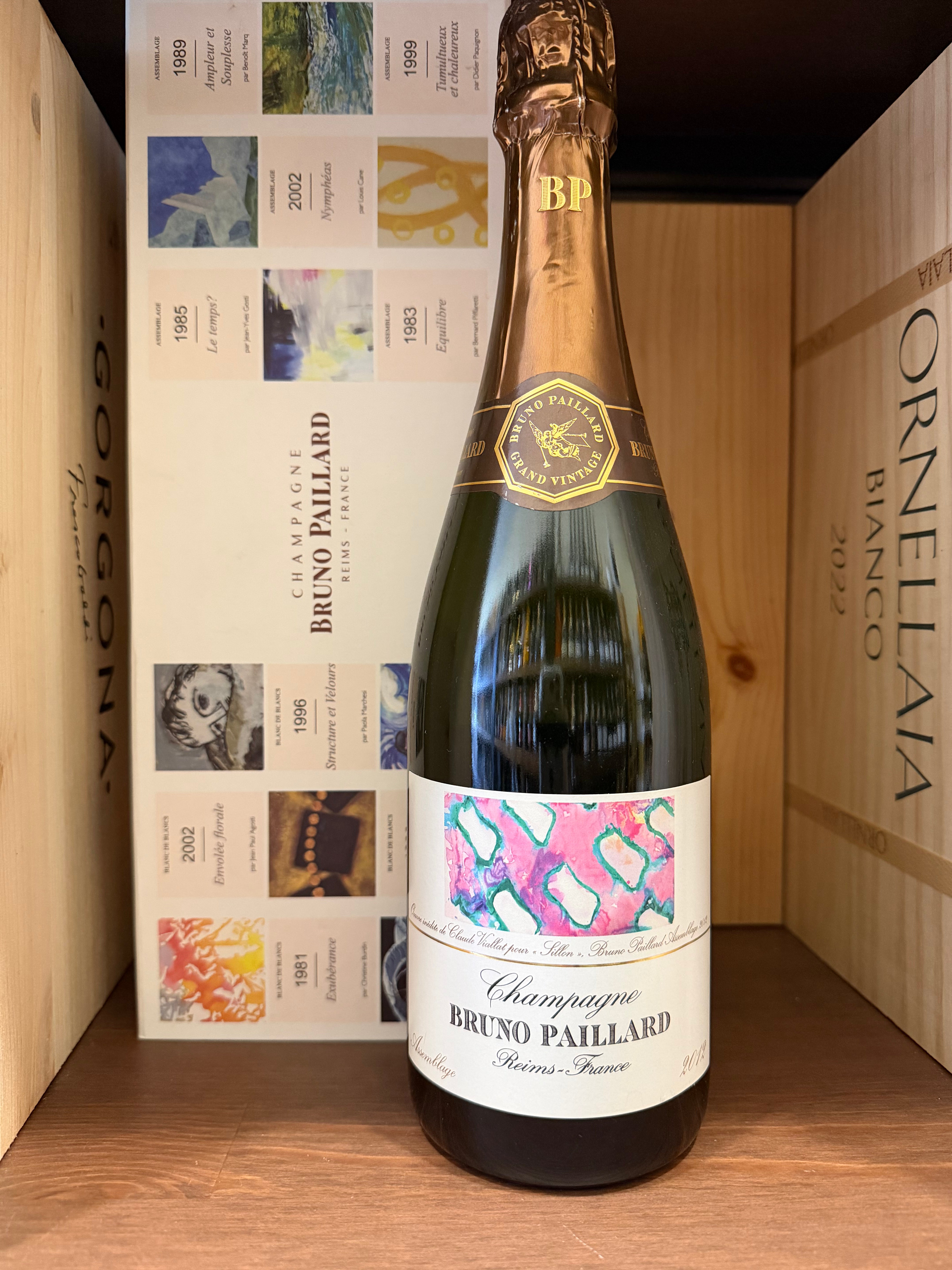 Flûte di champagne Bruno Paillard Reims-France Extra Brut 2012, bottiglia elegante con etichetta dettagliata.