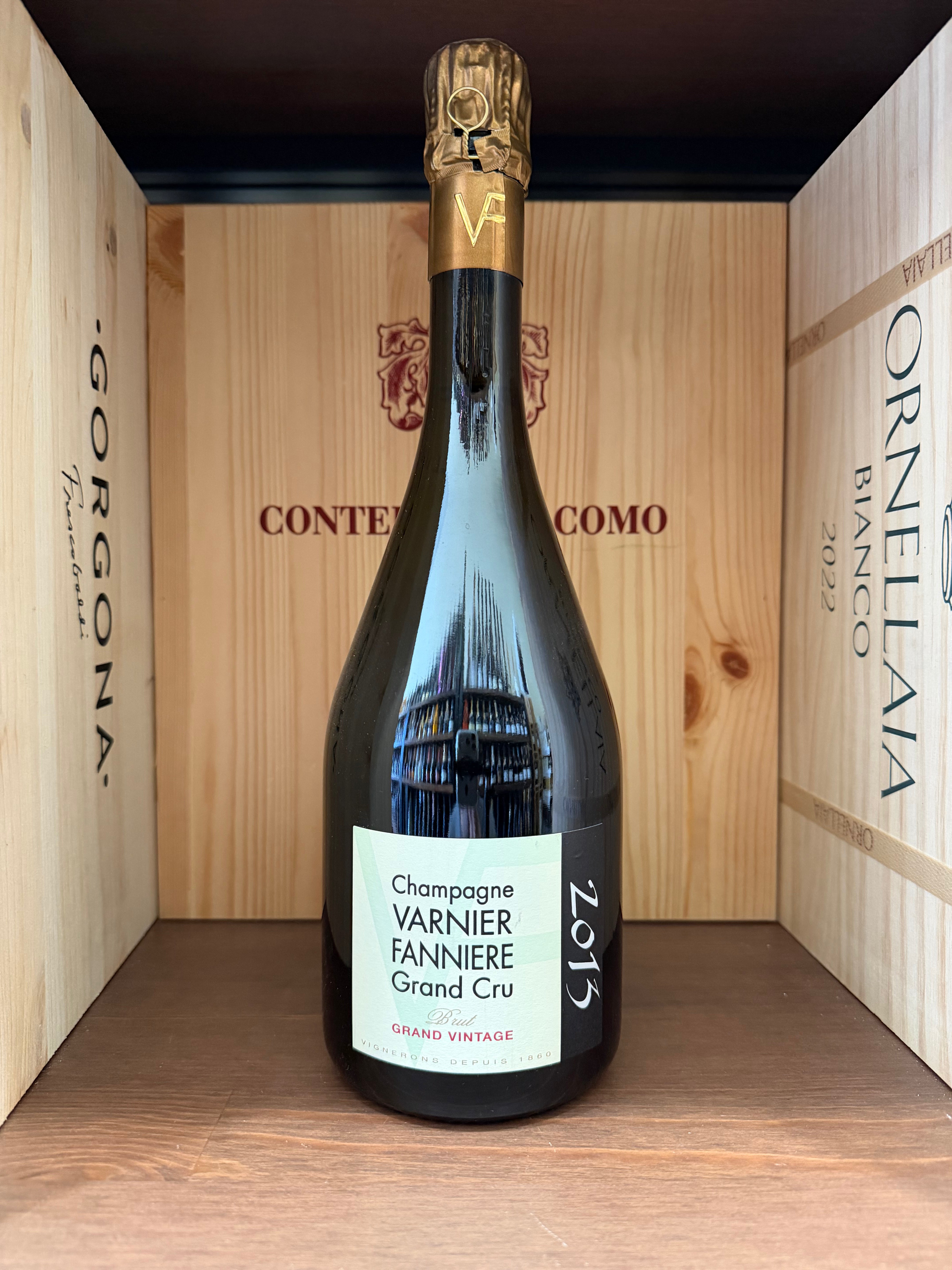 Varnier Fanniere Gran Cru Brut Gran Vintage 2013, bottiglia di vino spumante in evidenza, dettaglio dell'etichetta elegante.