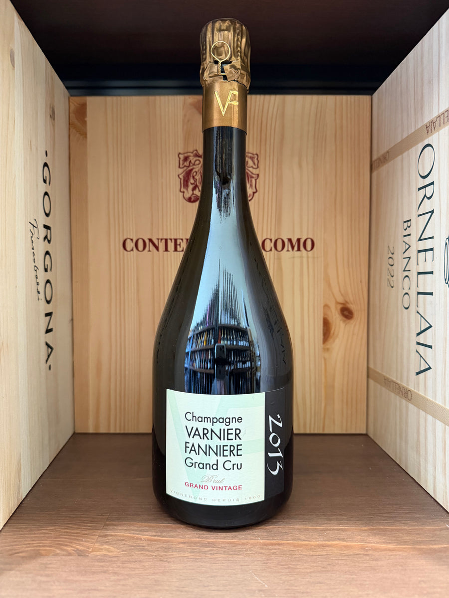 Varnier Fanniere Gran Cru Brut Gran Vintage 2013, bottiglia di vino spumante in evidenza, dettaglio dell'etichetta elegante.