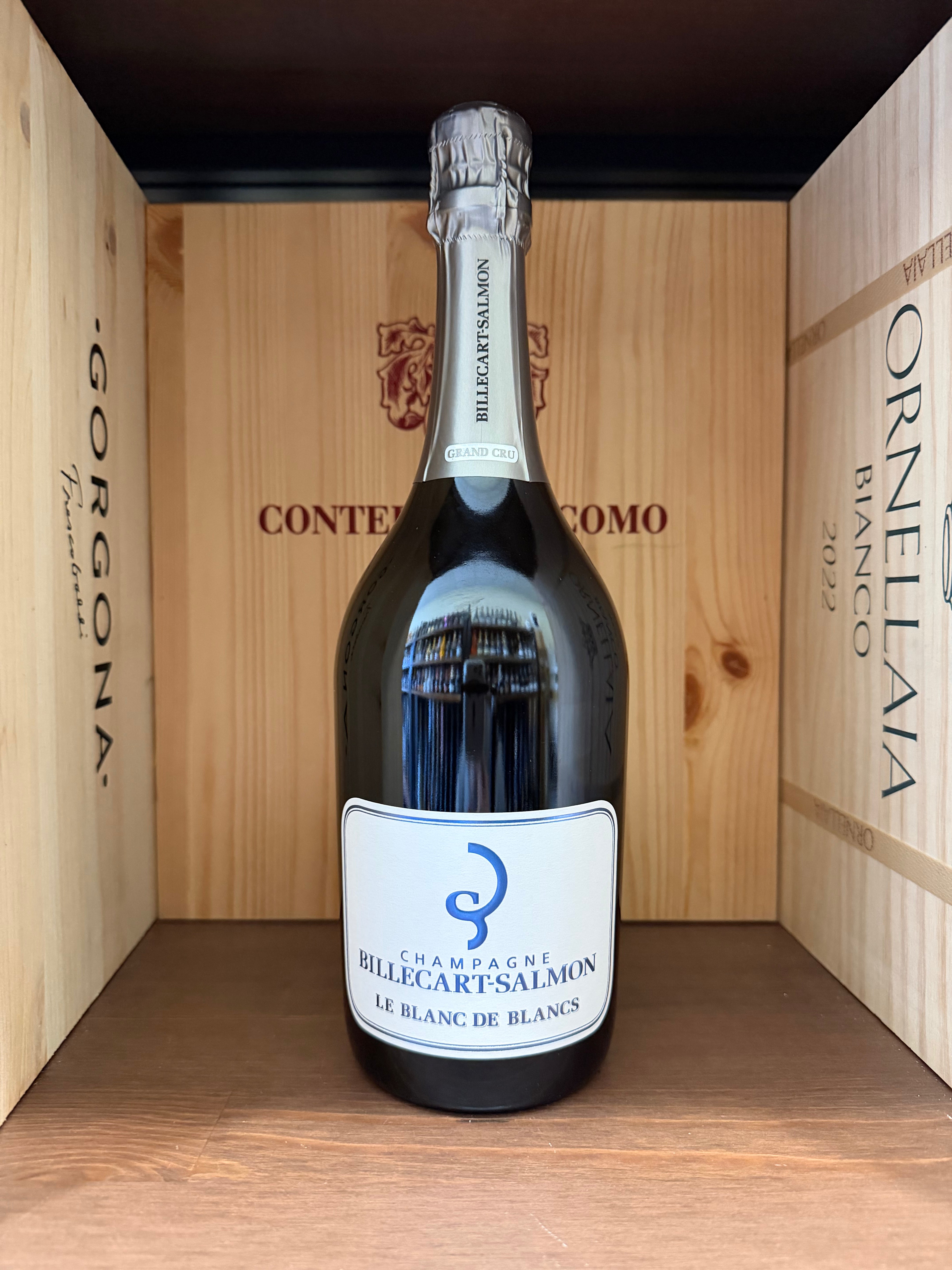 Flûte di champagne Billecart-Salmon Blanc De Blancs Gran Cru Extra Brut, bollicine eleganti e chiare in un calice.