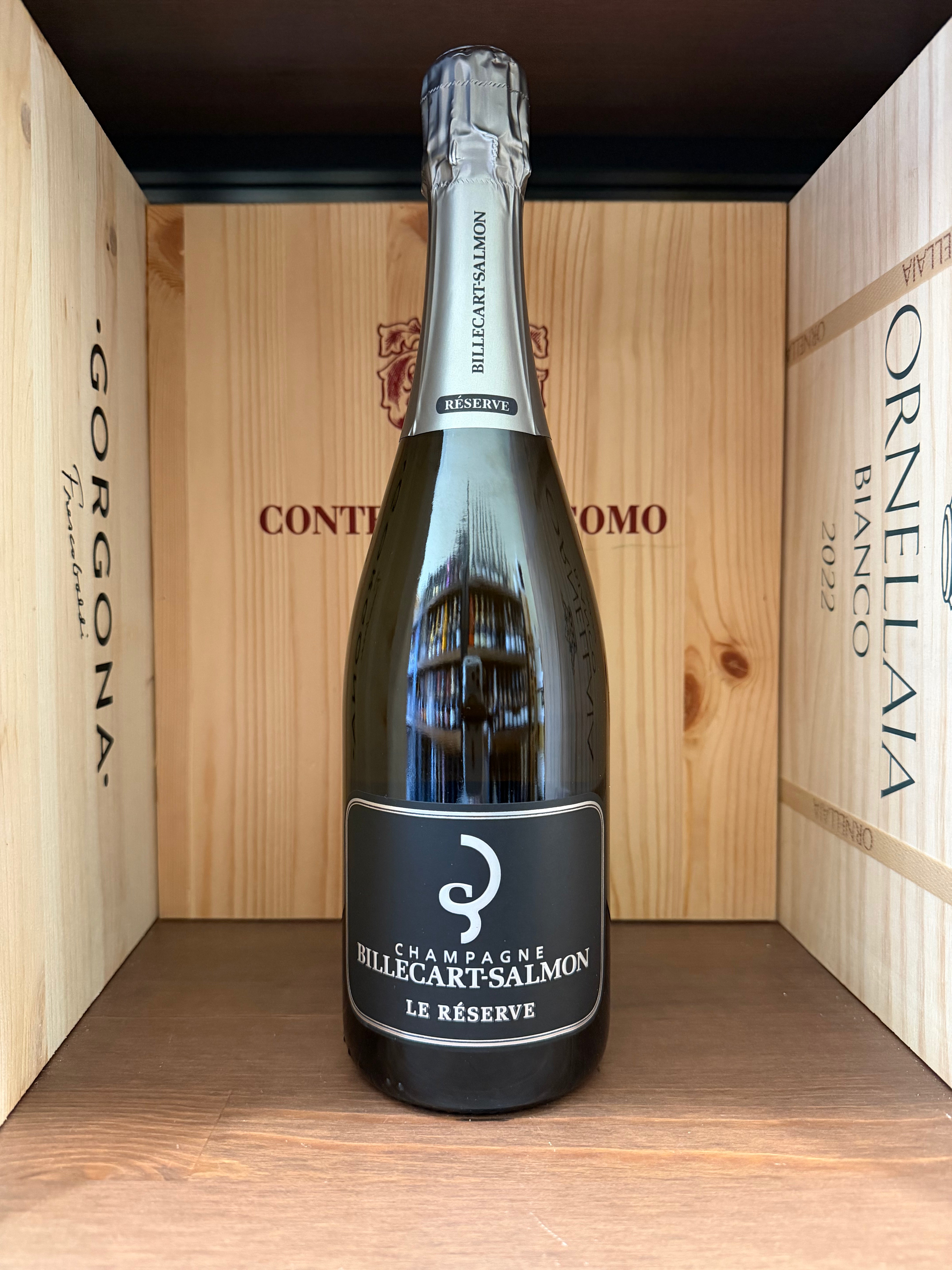 Flaska di Champagne Billecart-Salmon Le Rèserve Extra Brut in una bottiglia elegante, vista dall'alto.