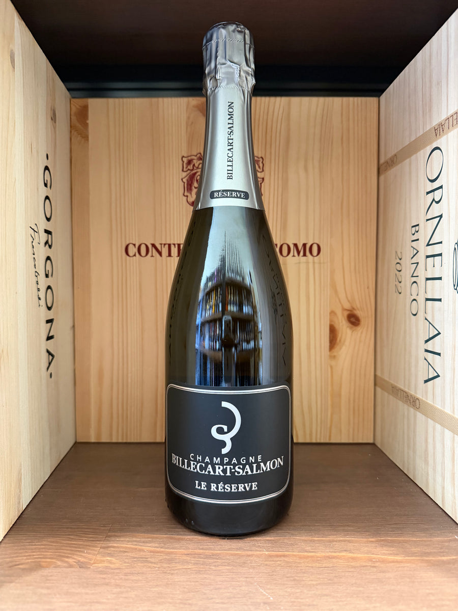 Flaska di Champagne Billecart-Salmon Le Rèserve Extra Brut in una bottiglia elegante, vista dall'alto.