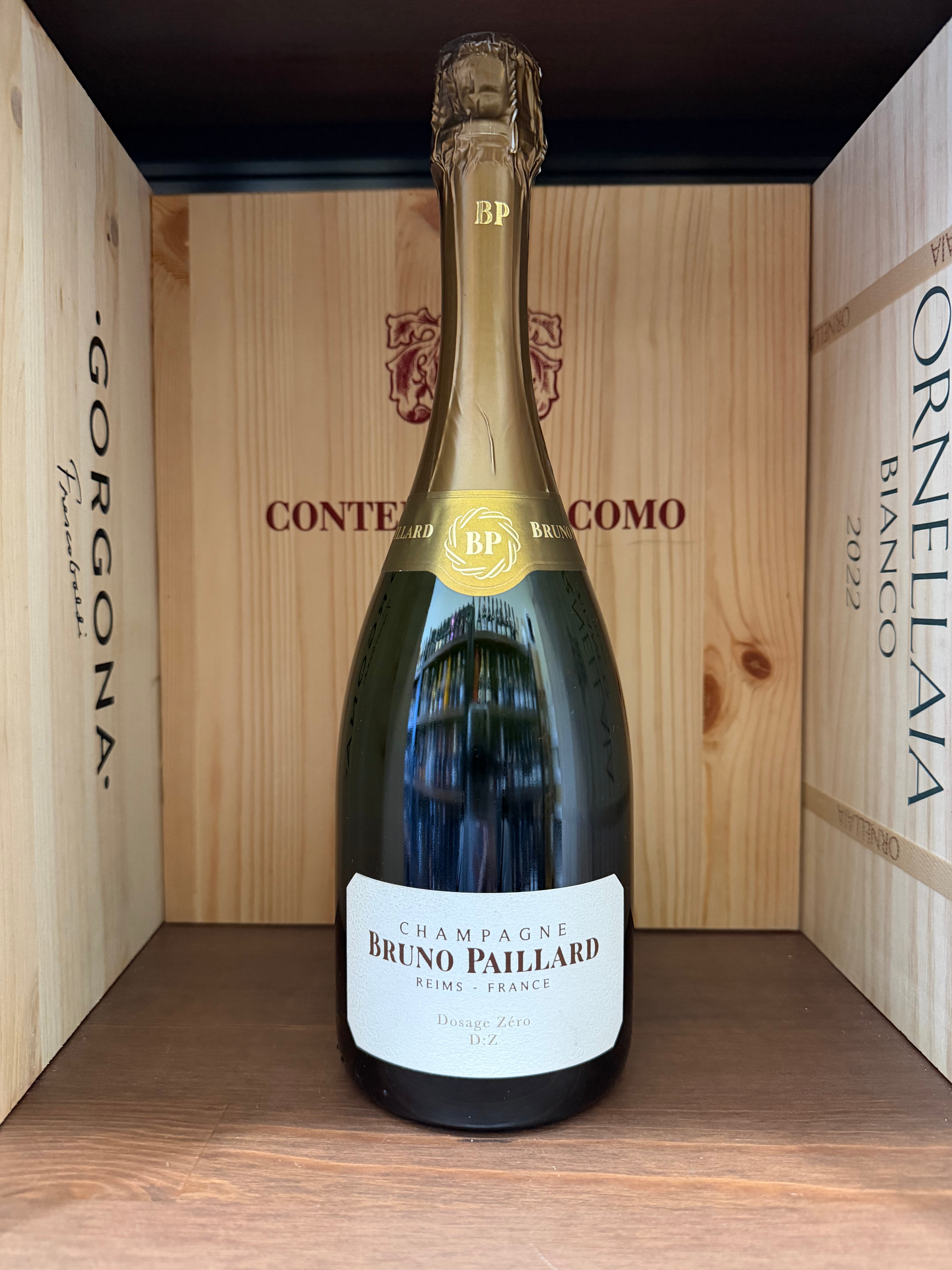 Calice di champagne Bruno Paillard Dosage Zero in un bicchiere, con etichetta visibile, su sfondo neutro.