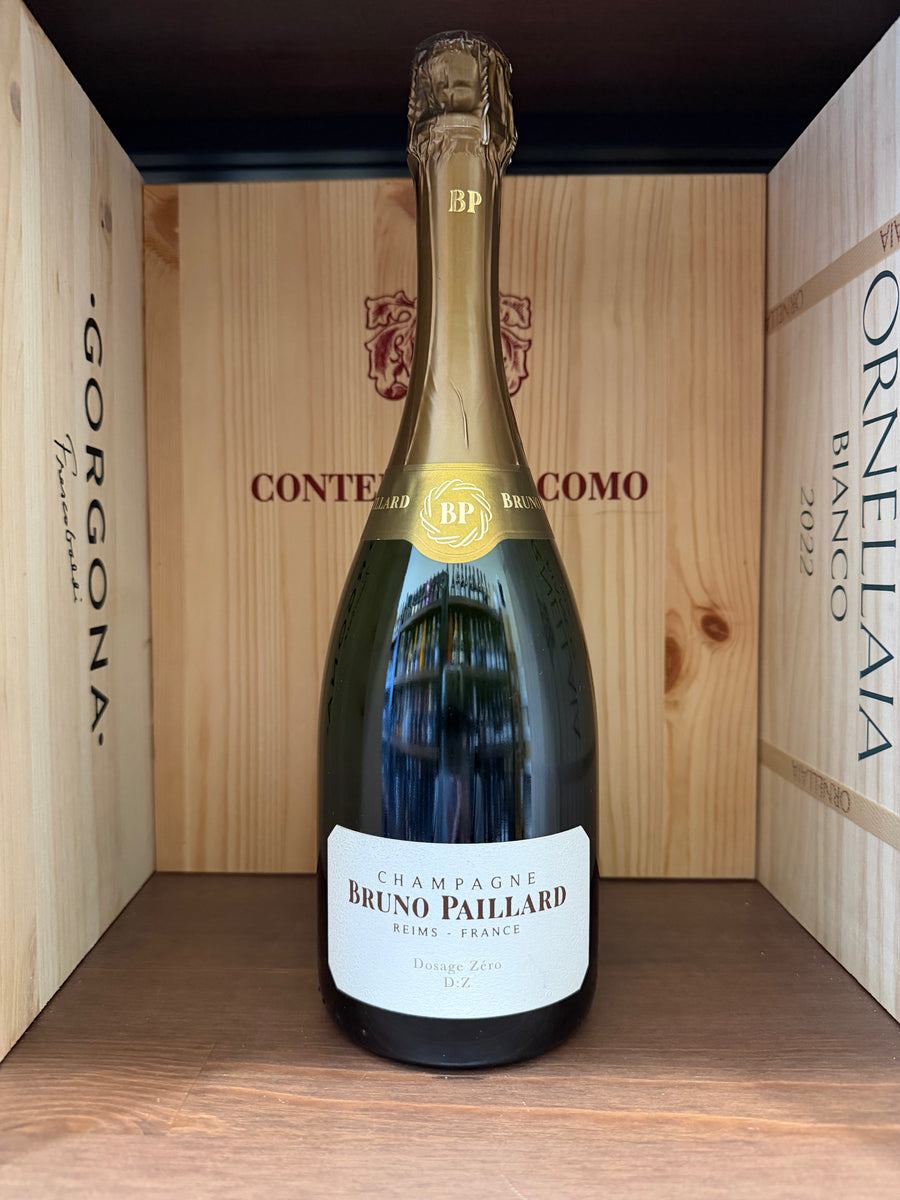 Calice di champagne Bruno Paillard Dosage Zero in un bicchiere, con etichetta visibile, su sfondo neutro.