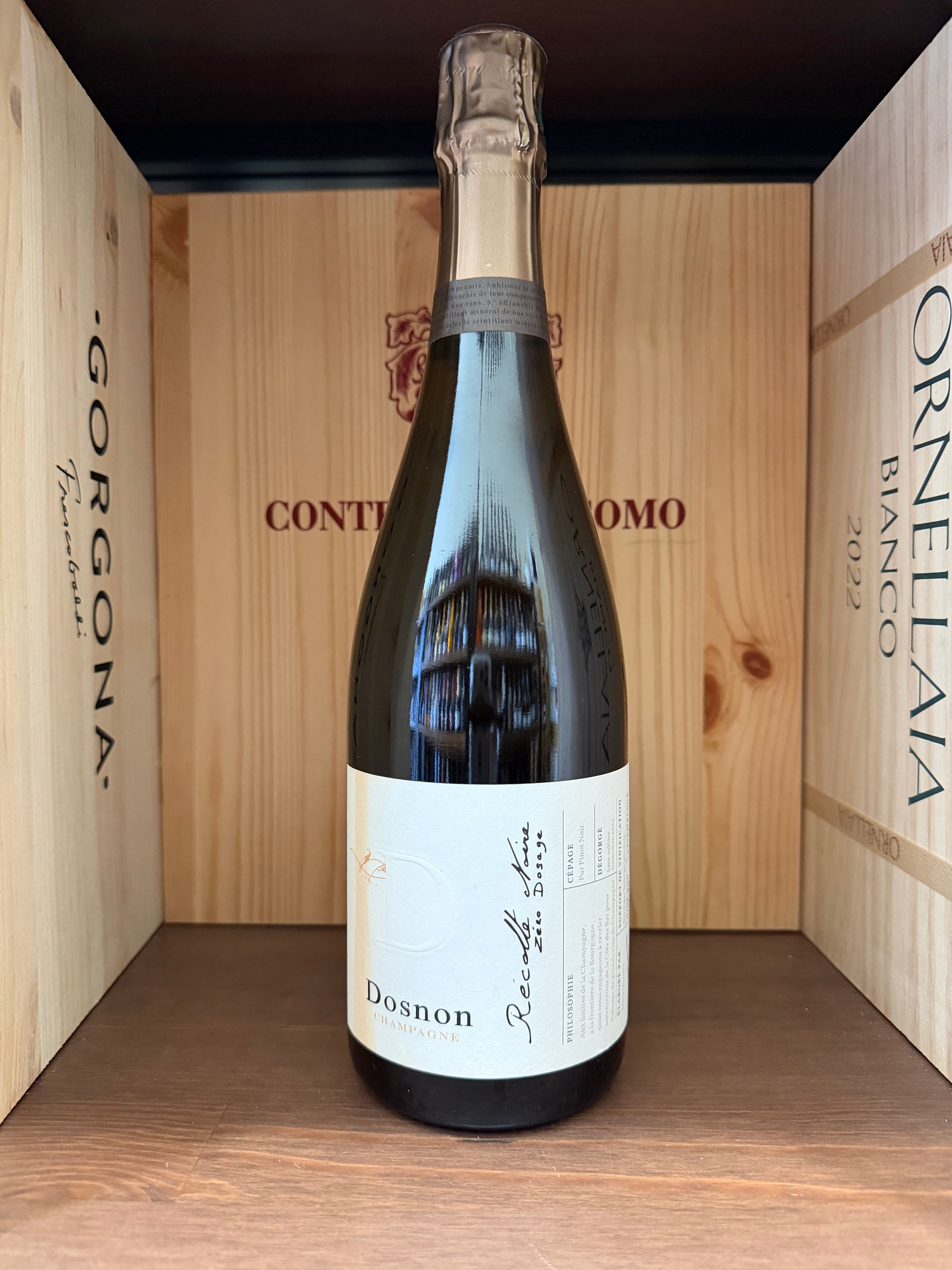 Calice di Dosnon Raconte Noire Zero Dosage, vino rosso toscano, in un bicchiere con sfondo neutro, dettagli del prodotto.