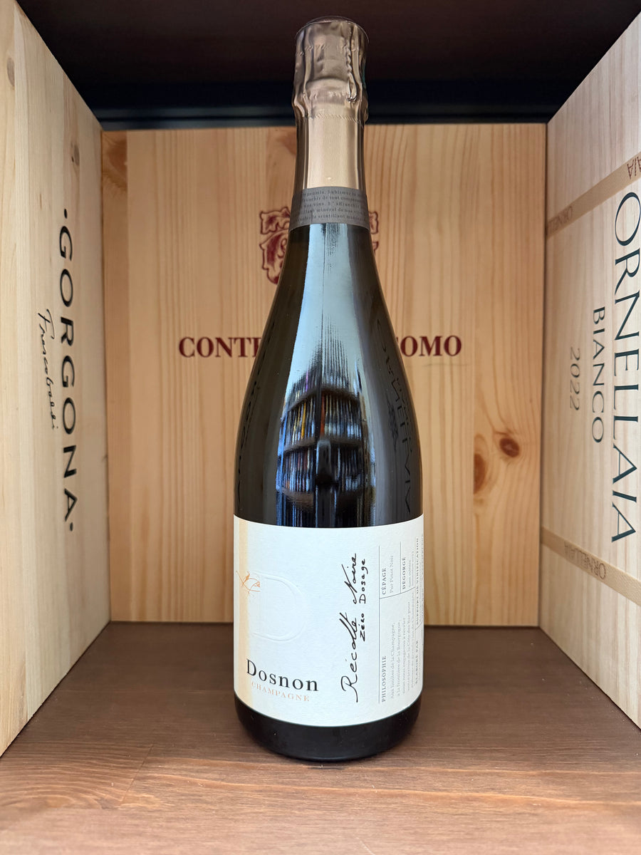 Calice di Dosnon Raconte Noire Zero Dosage, vino rosso toscano, in un bicchiere con sfondo neutro, dettagli del prodotto.