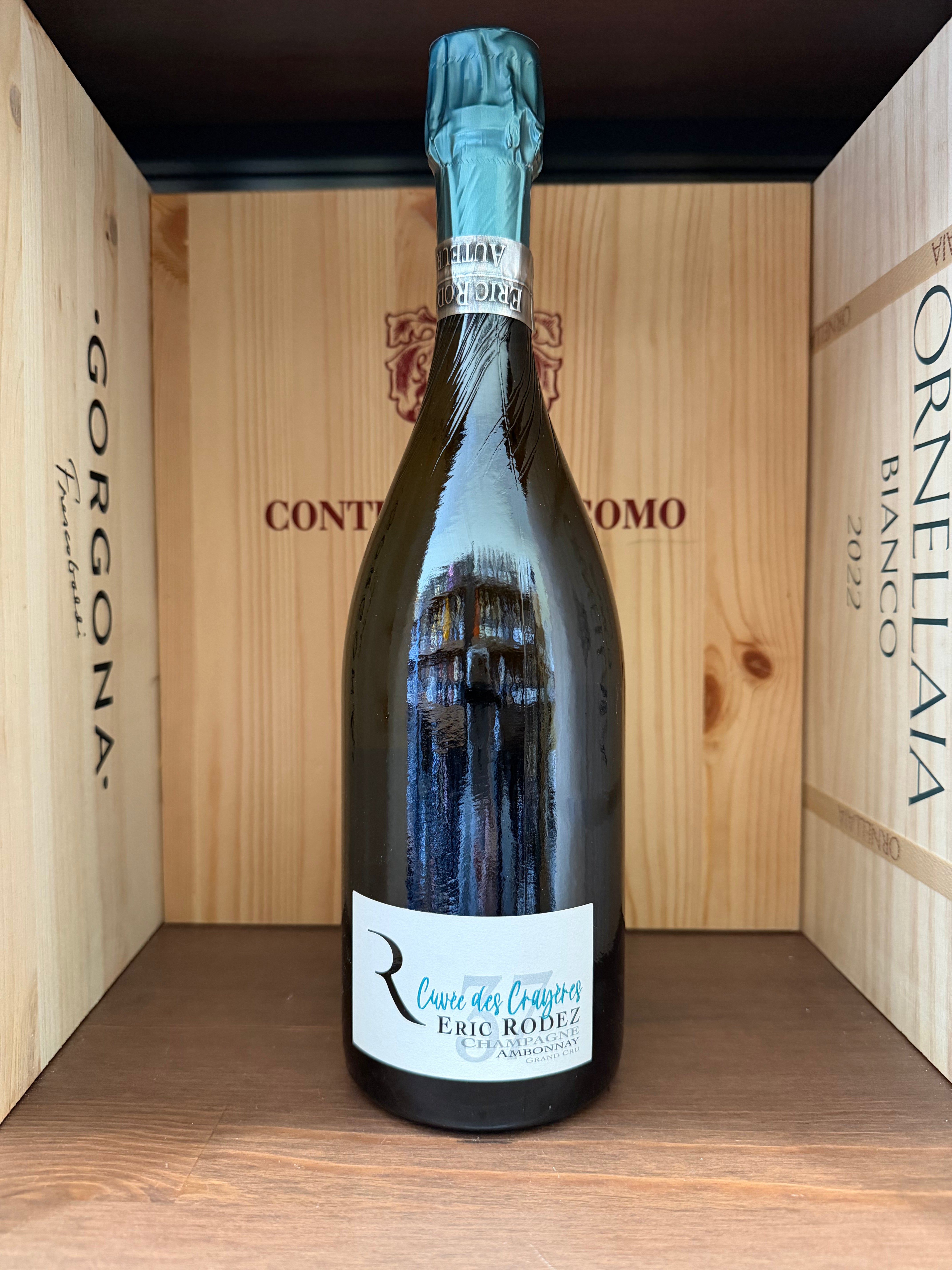 Flacone di champagne Eric Rodez Cuvée des Crayeres Extra Brut in un bicchiere, dettaglio della bottiglia e etichetta elegante